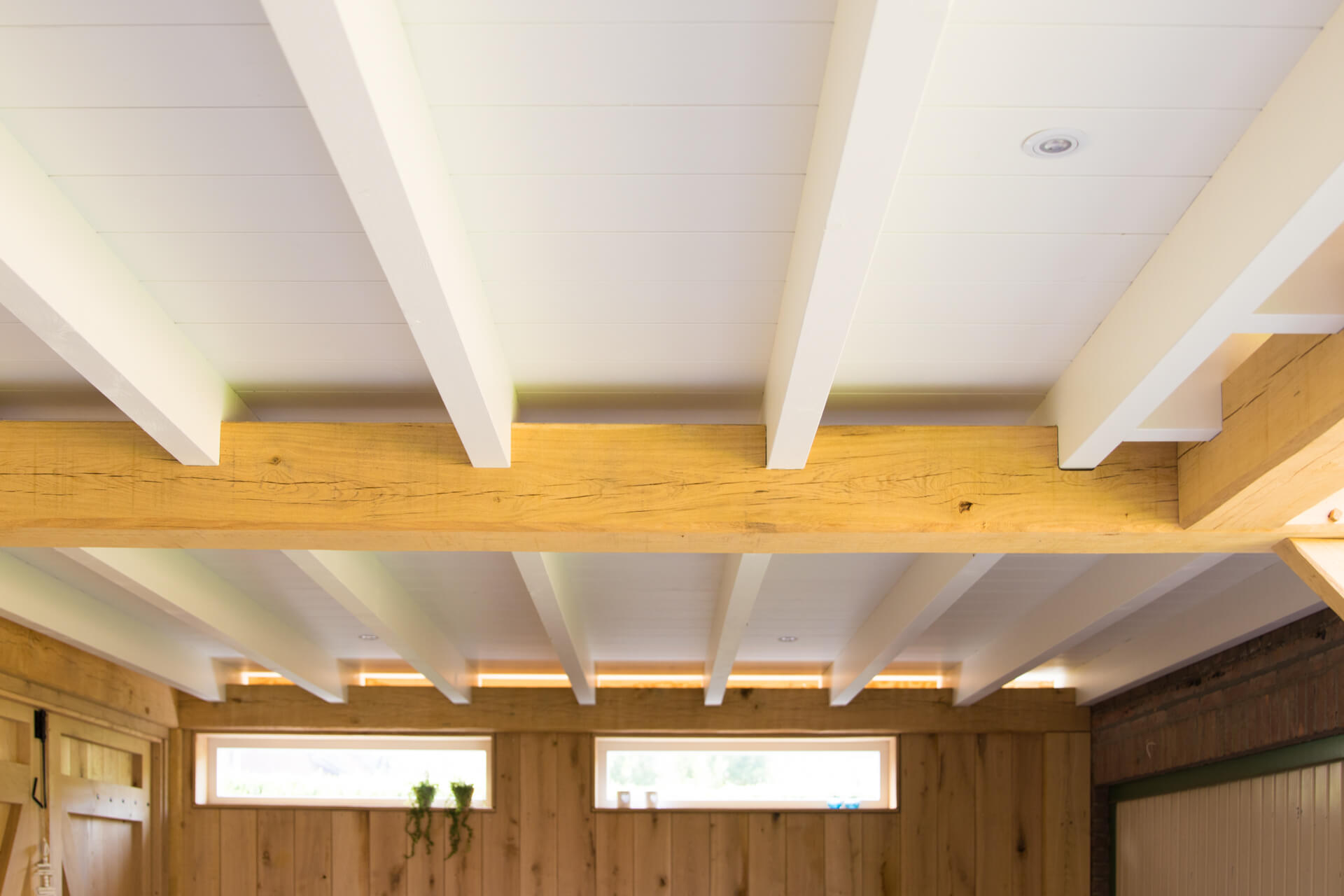 Wit-plafond-hout-schilderen-overkapping