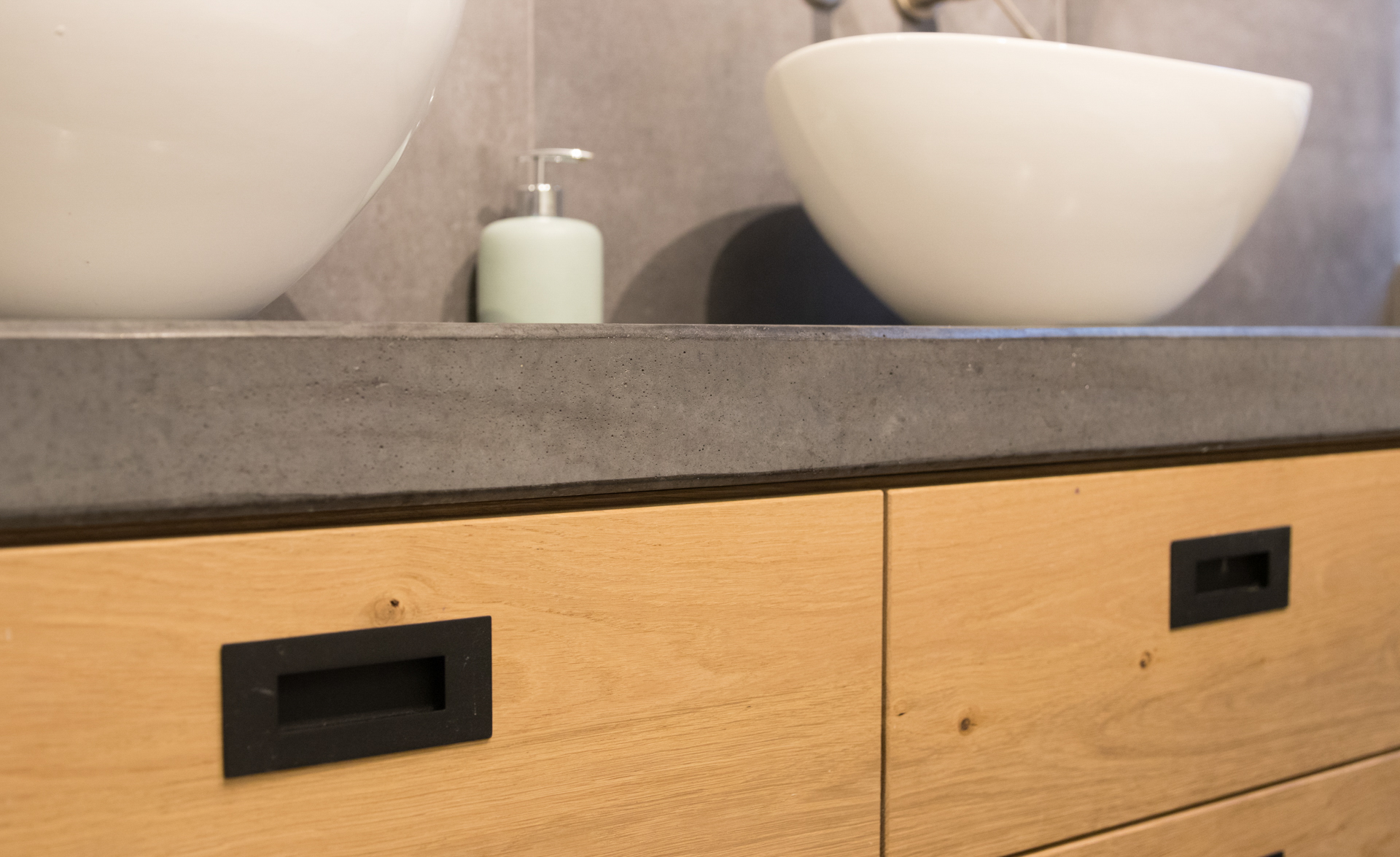 Op maat gemaakt badkamermeubel van eikenhout met stijlvol betonblad