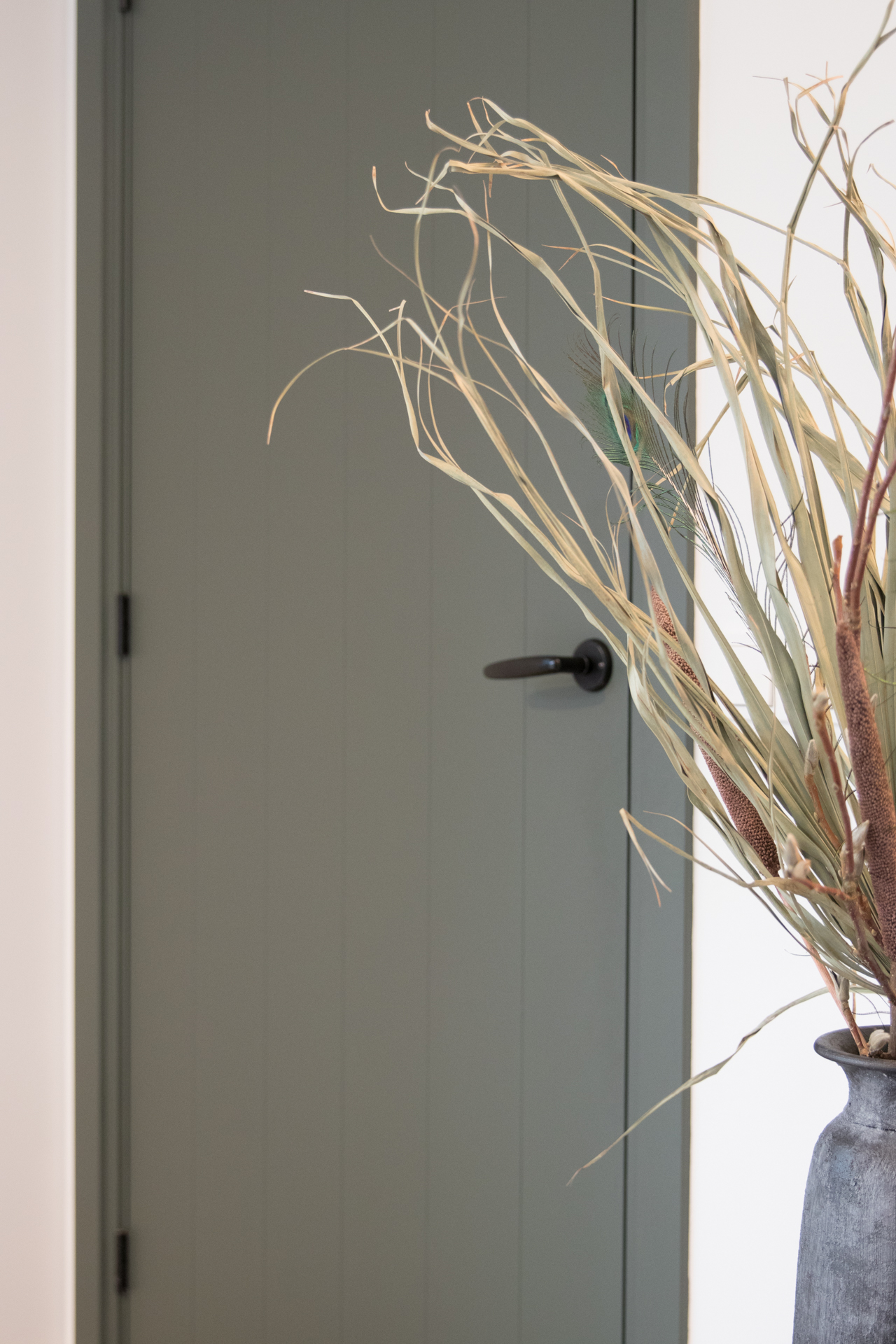 Strakke binnendeur in groen-grijs die stijl toevoegt aan eigentijds interieur