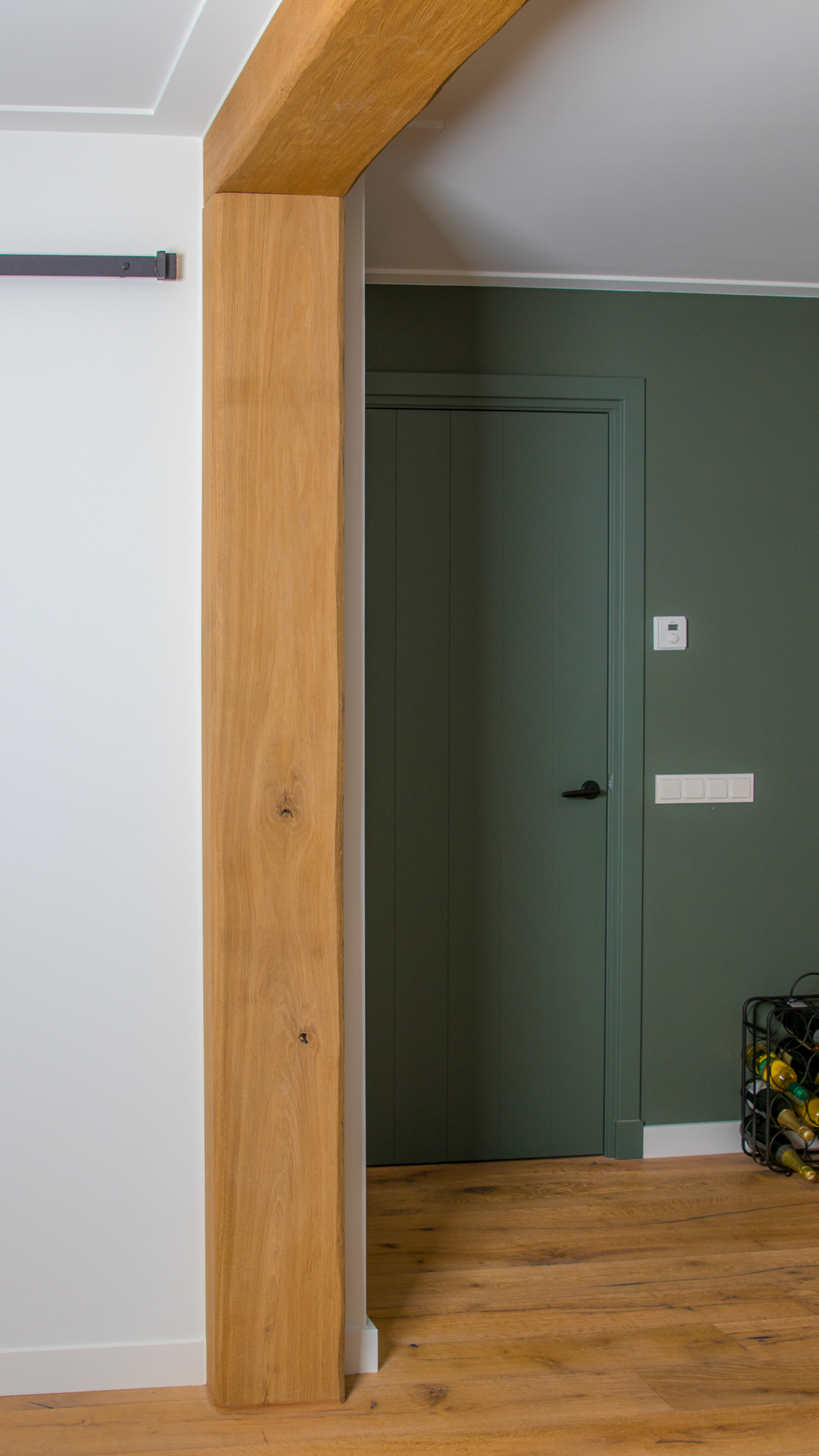 Decoratieve houten balkafwerking op maat in moderne woonkamer