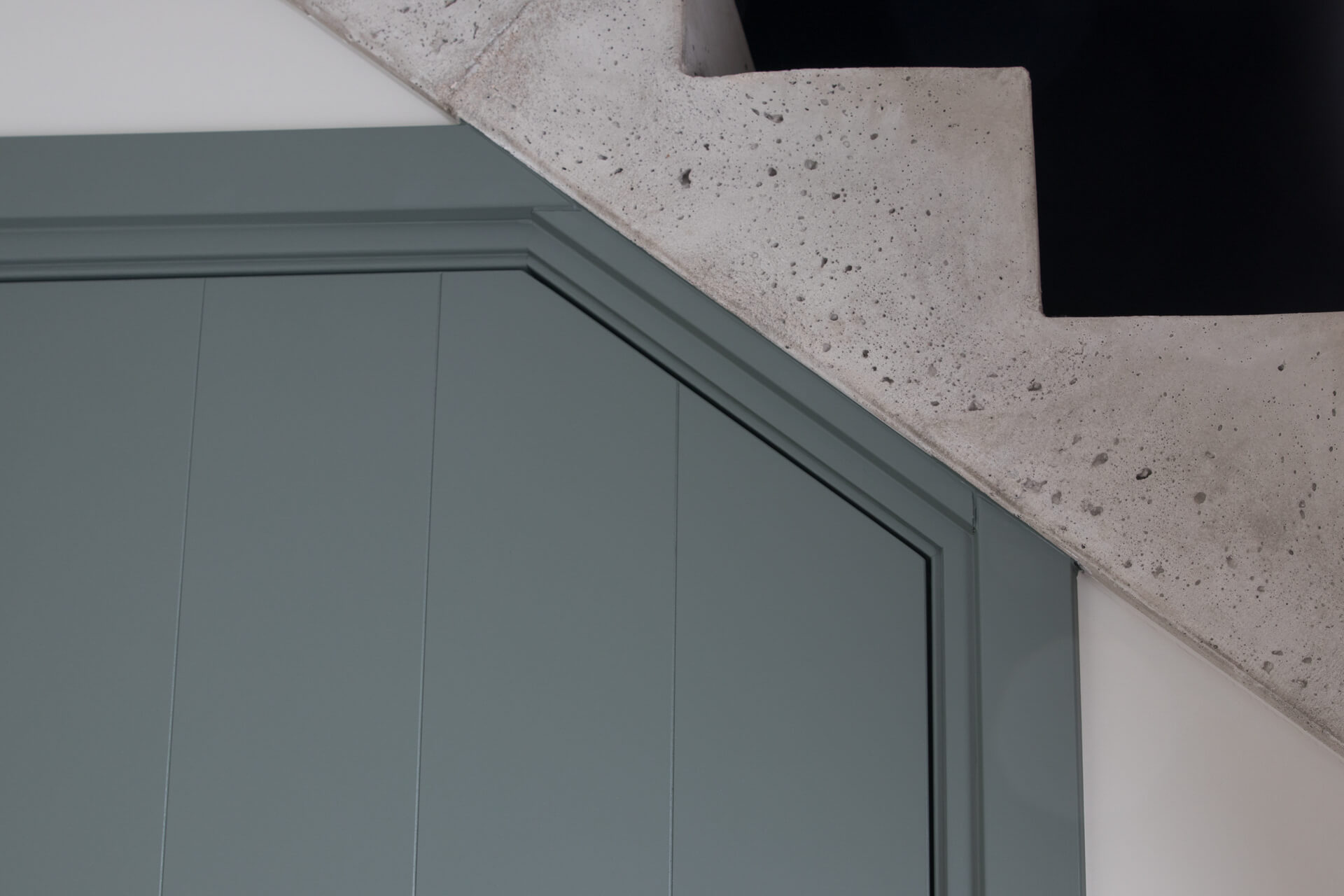 Deur geplaatst schuin boven de trap in modern interieur