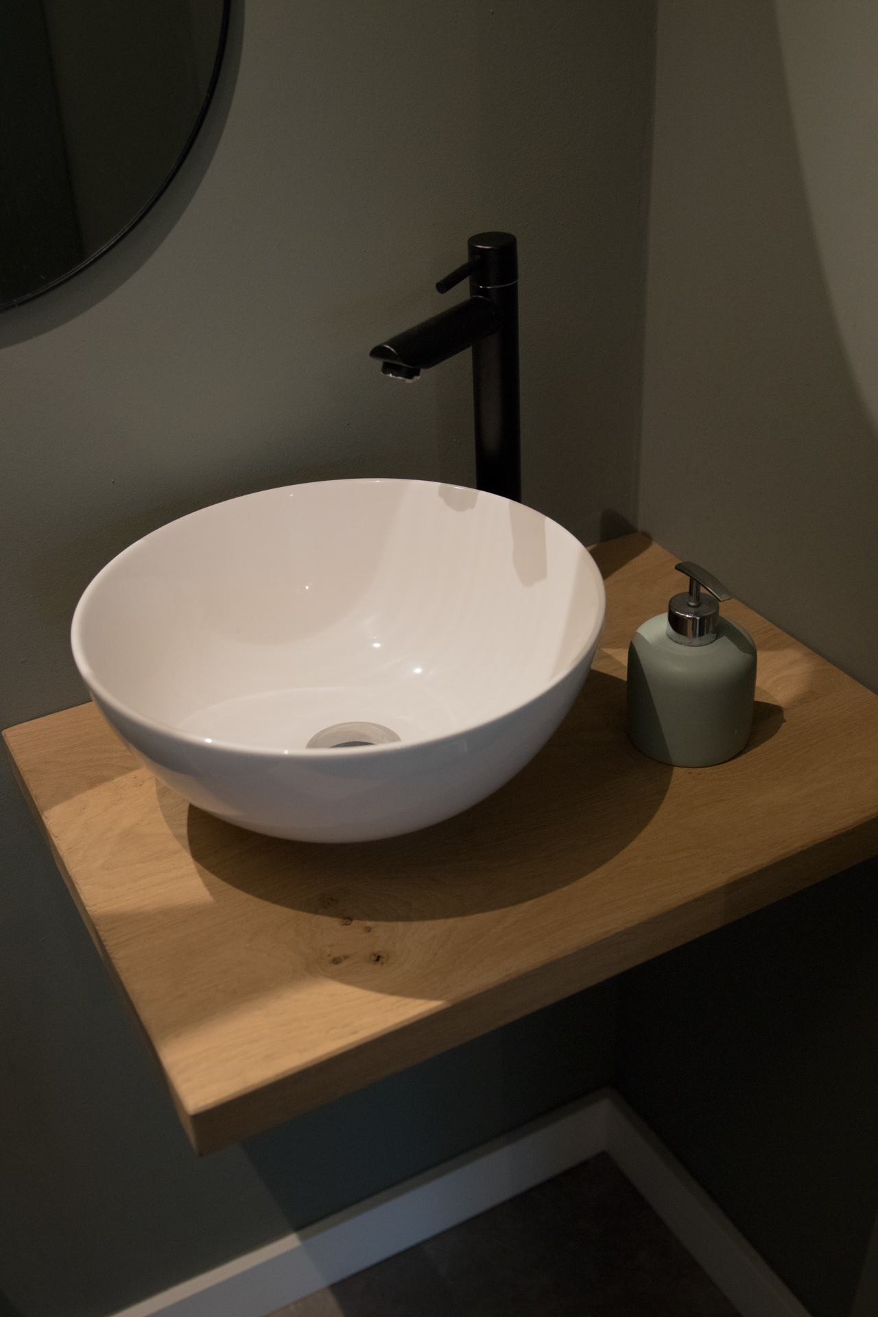 Modern toiletmeubel van eikenhout met stijlvolle wastafel en zwarte details