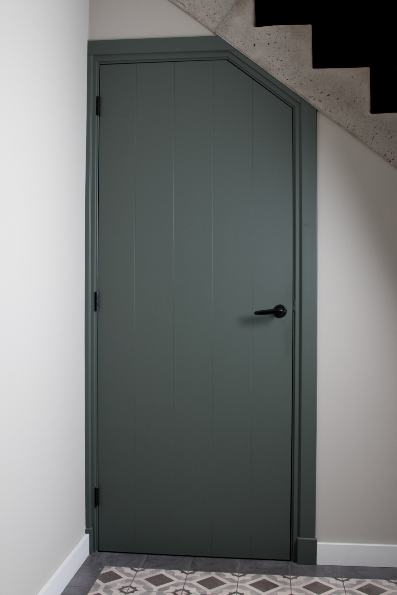 Groen-grijze binnendeur met moderne afwerking in eigentijds interieur