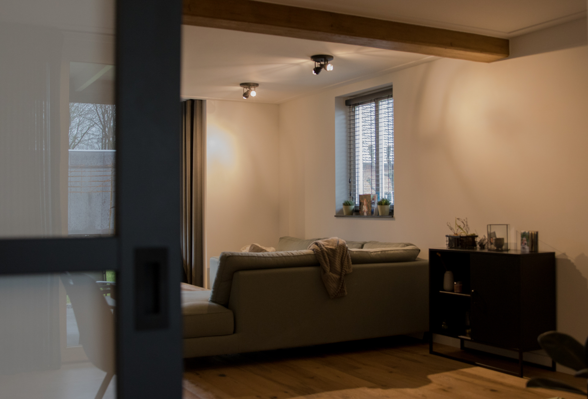 Houten plafondaccent in de vorm van balken in een industrieel interieur