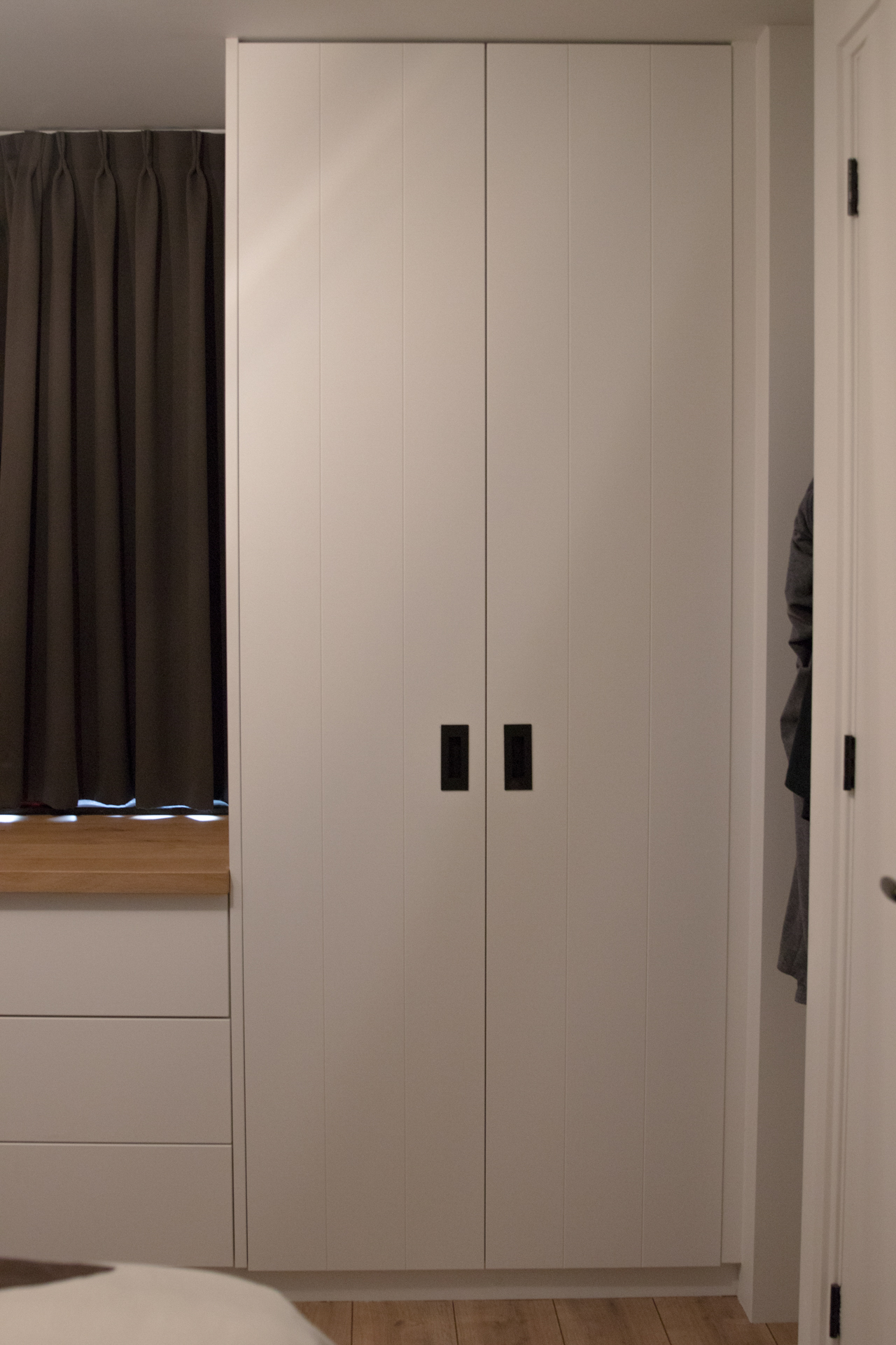 Op maat gemaakte kasten in een moderne slaapkamer