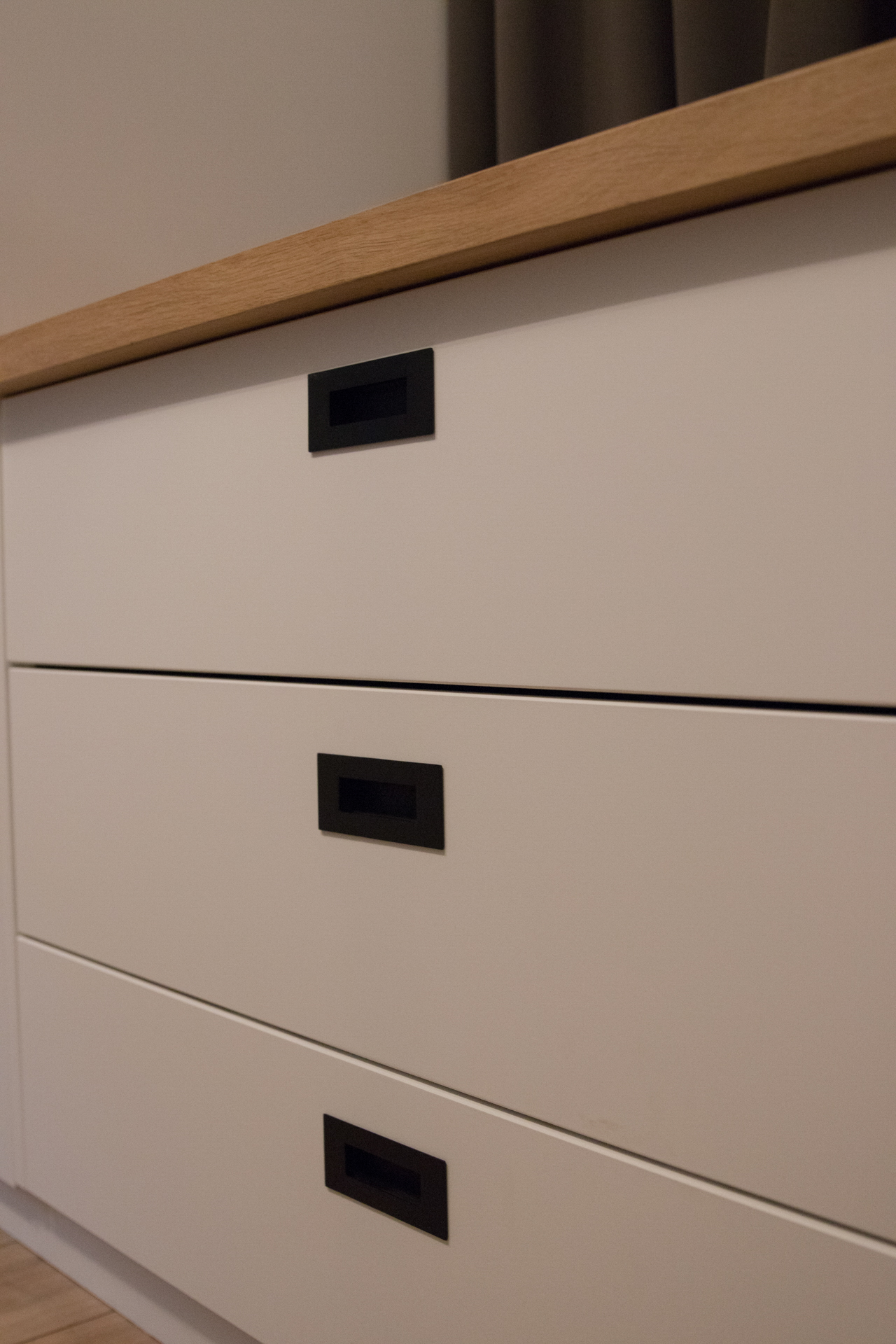 Ladekasten op maat in een stijlvolle slaapkamer met houten afwerking