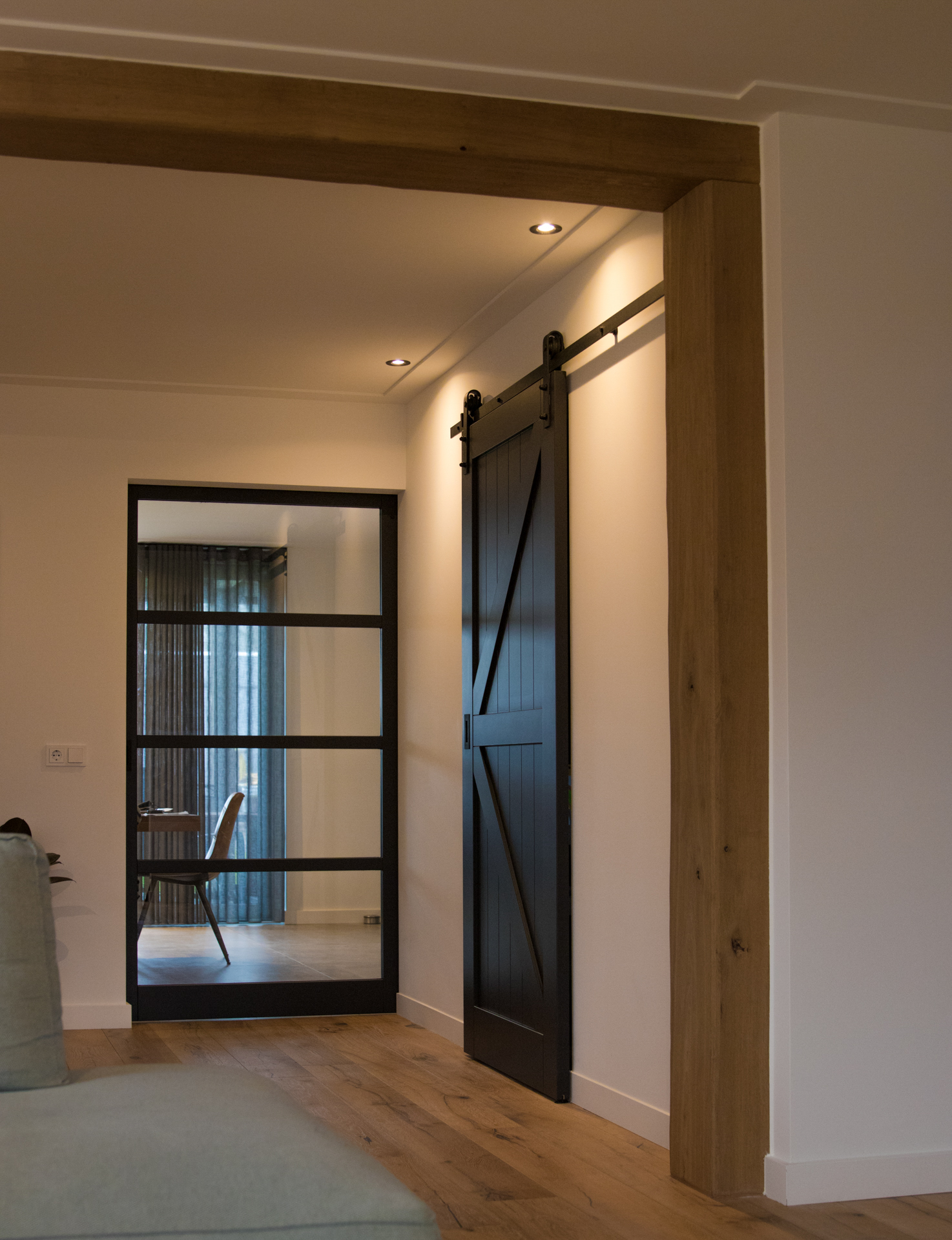 Sierbalk van hout in industrieel interieur voor warme uitstraling