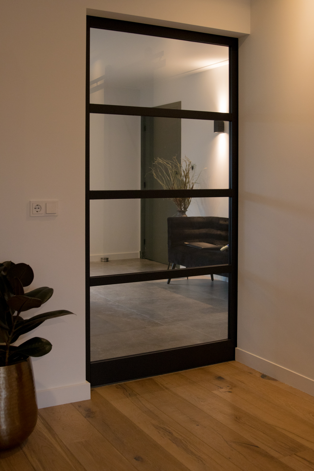 Taatsdeur met vier glazen vakken in zwarte staallook voor een industrieel effect