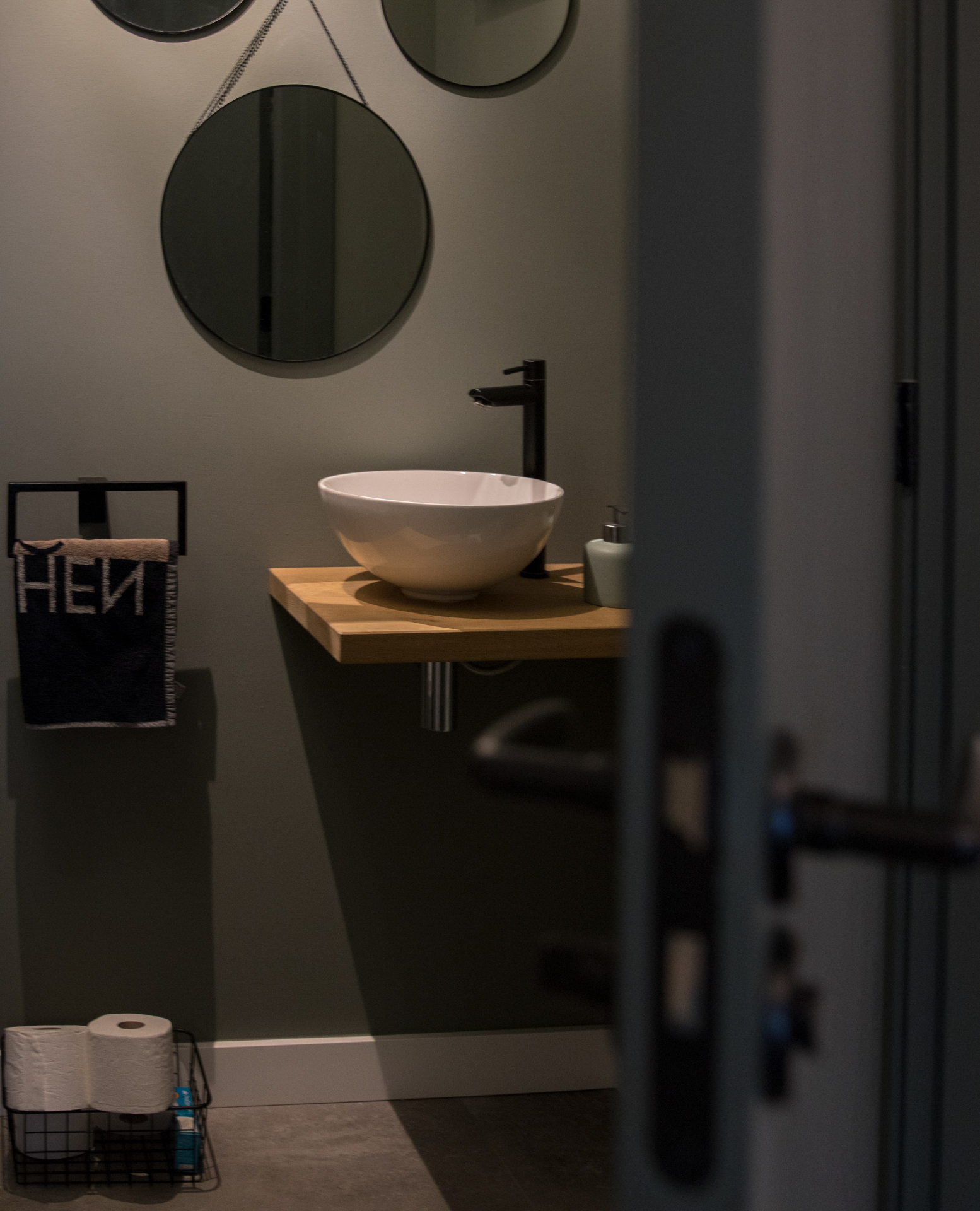 Toiletmeubel met eikenhouten blad en moderne wastafel