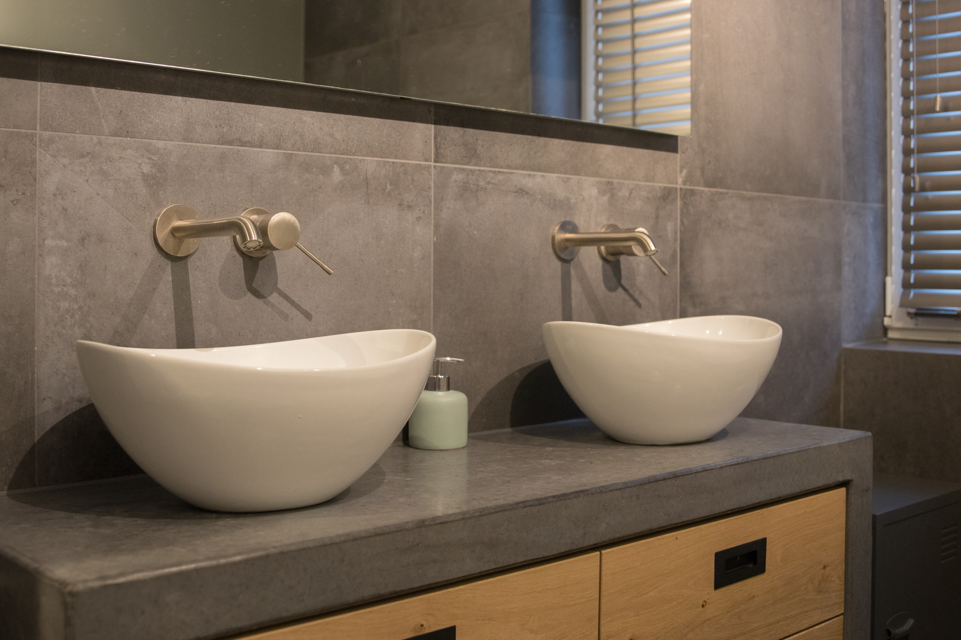 Badkamermeubel van eikenhout met betonblad en moderne wastafel