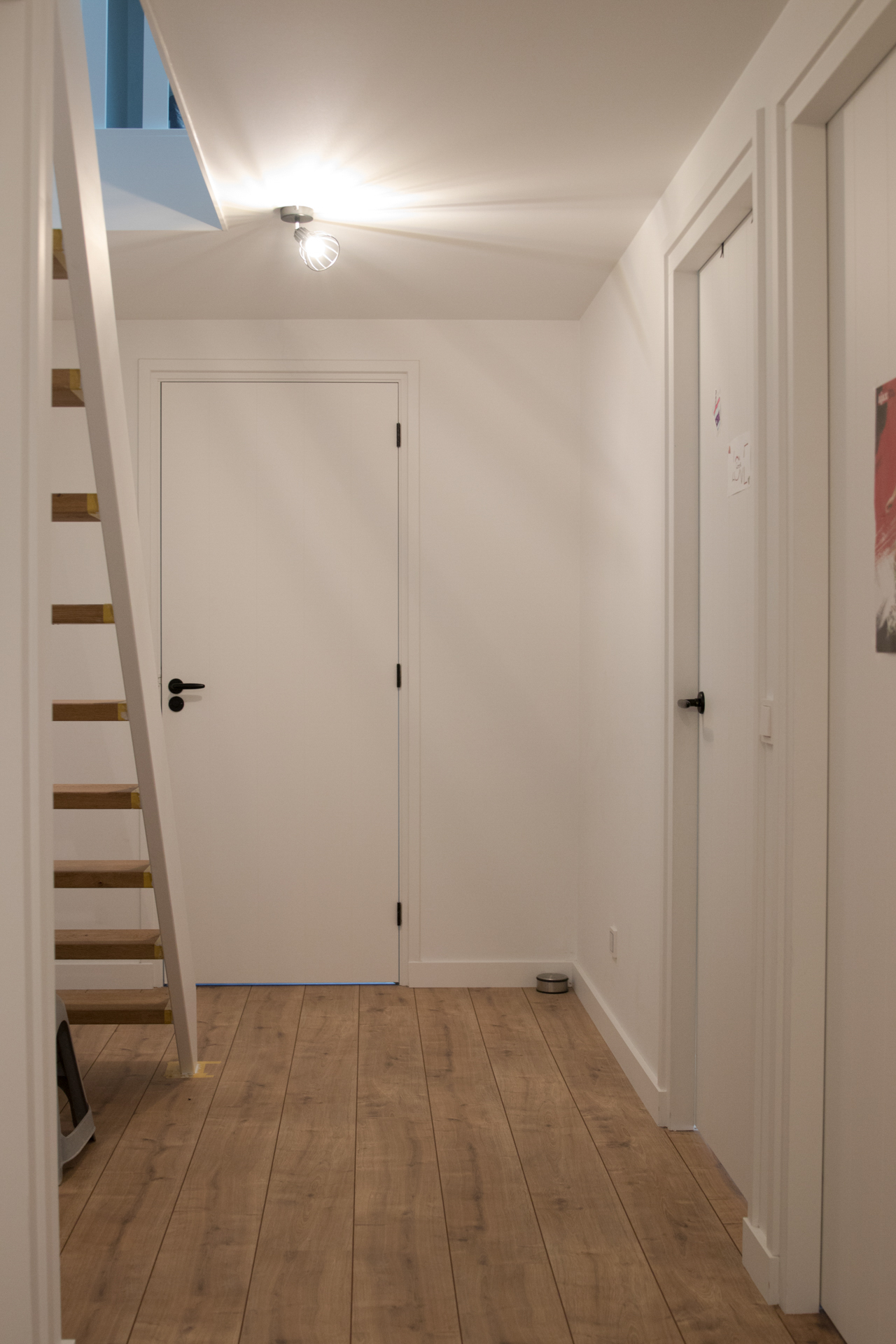 Binnendeuren in wit met houten vloer op bovenverdieping voor lichte, ruime uitstraling