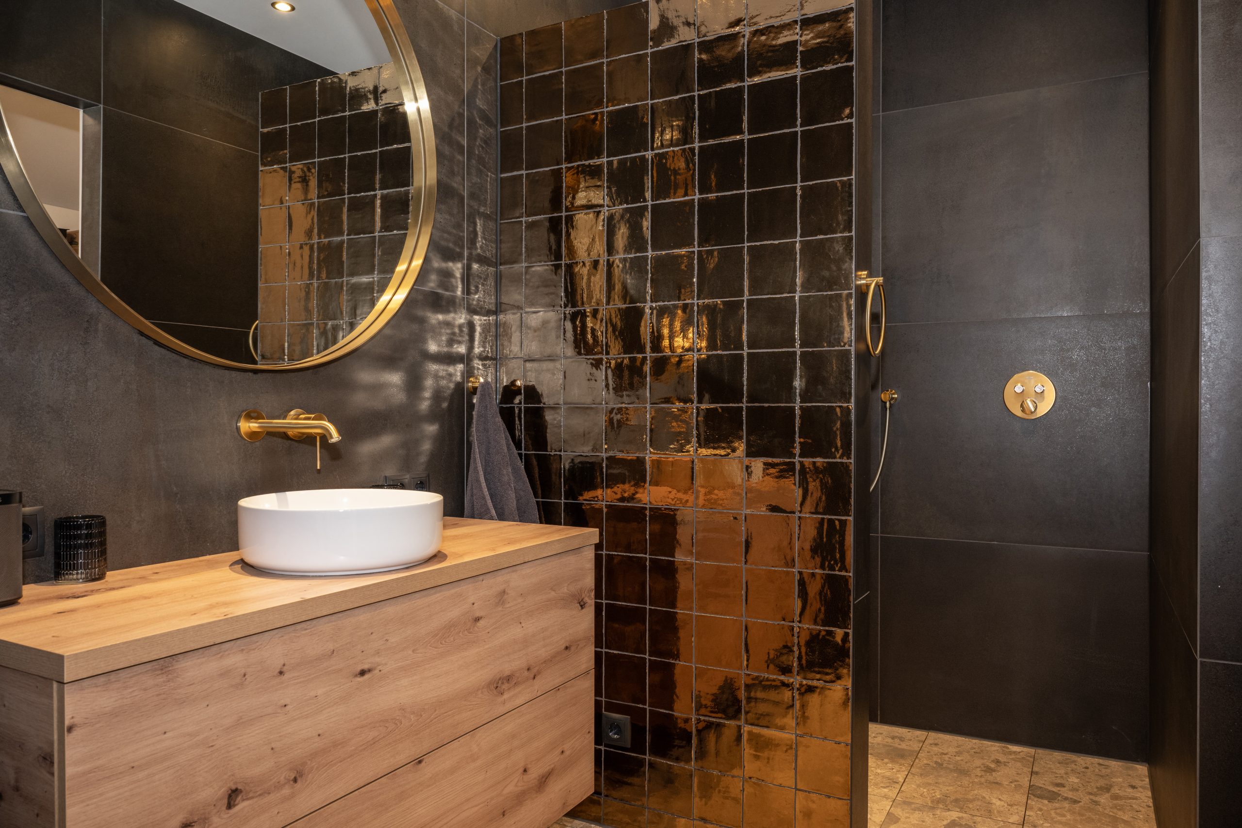 Moderne-badkamer-goude-tegels-houten-badmeubel