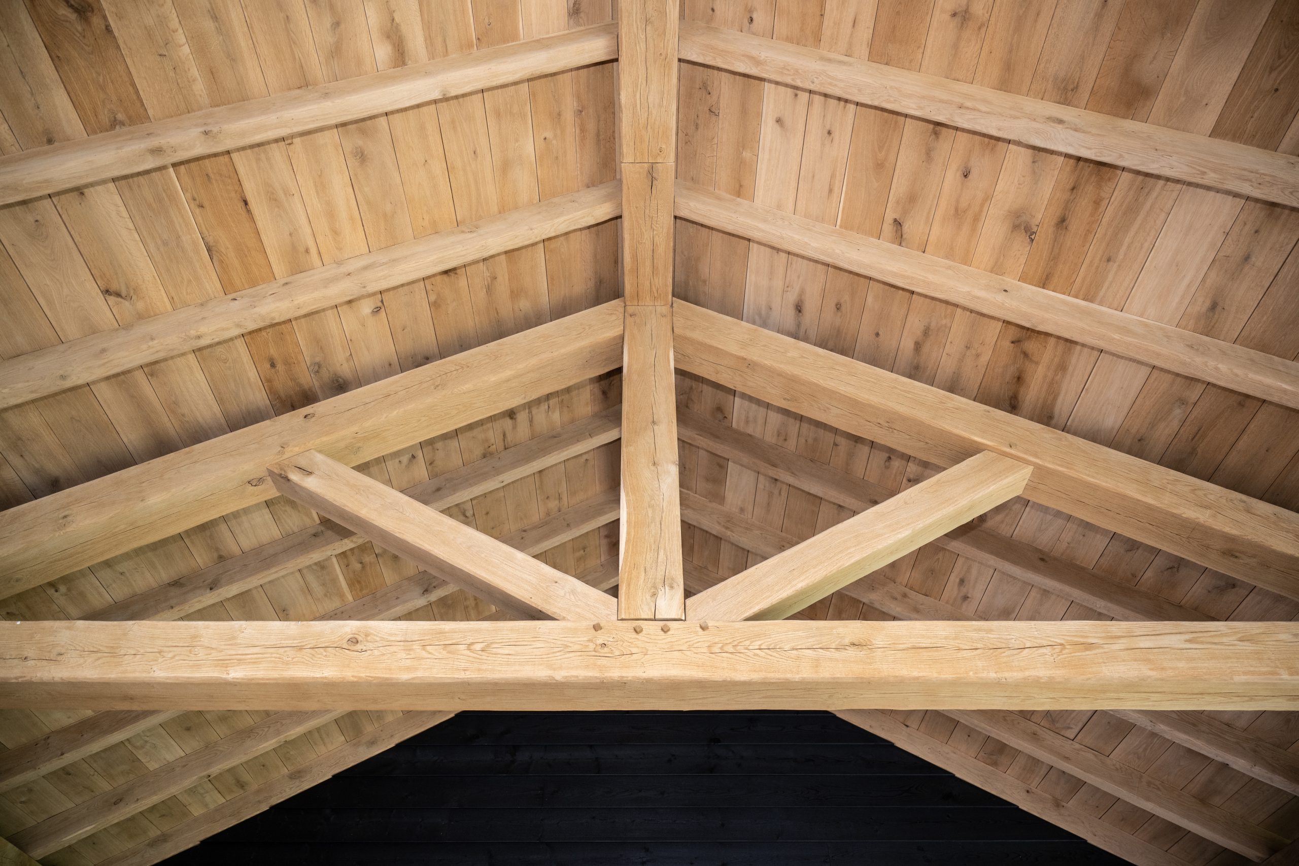 Open-vakwerk-spant-hout-plafond-bekleding