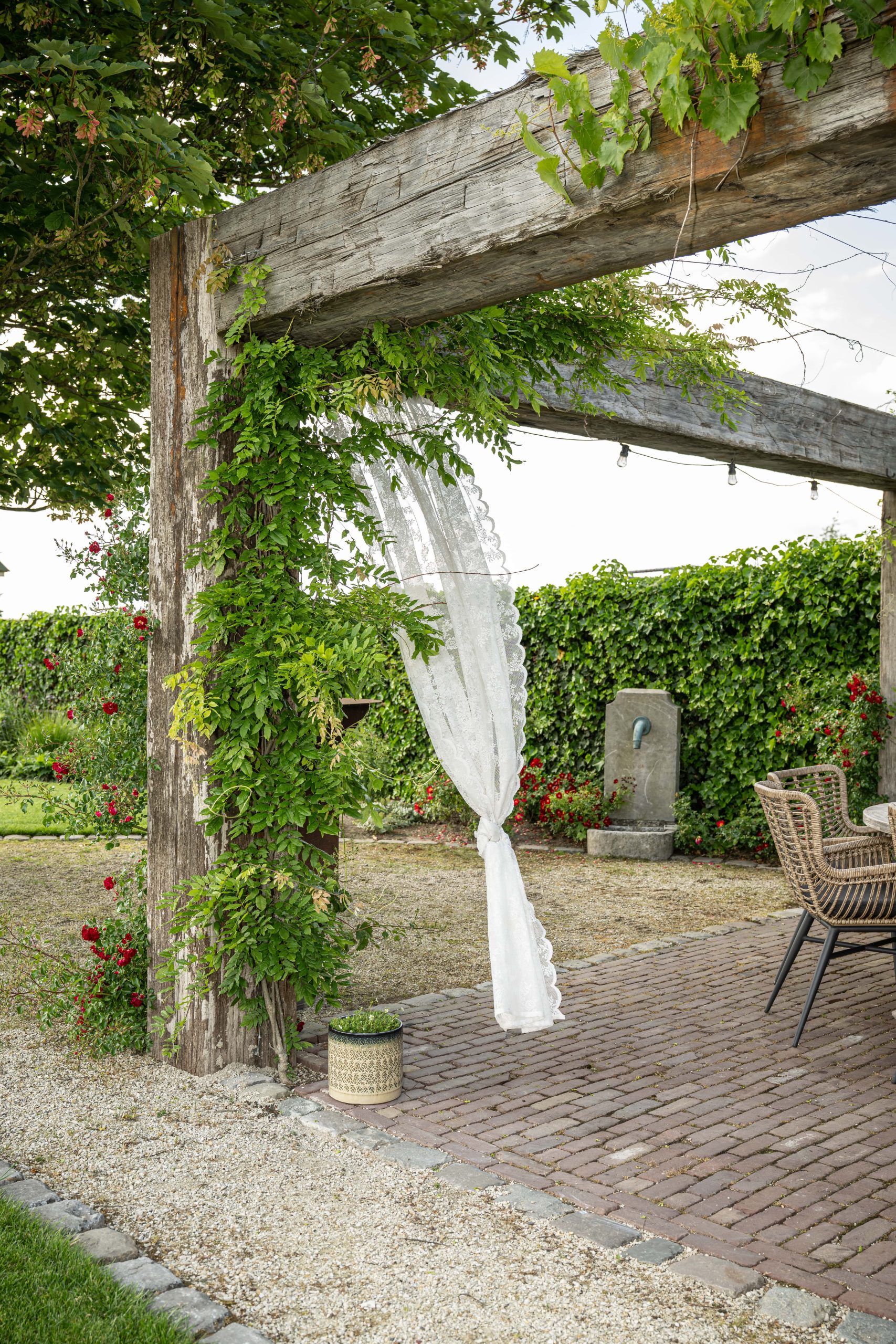 Romantische pergola van oude meerpalen
