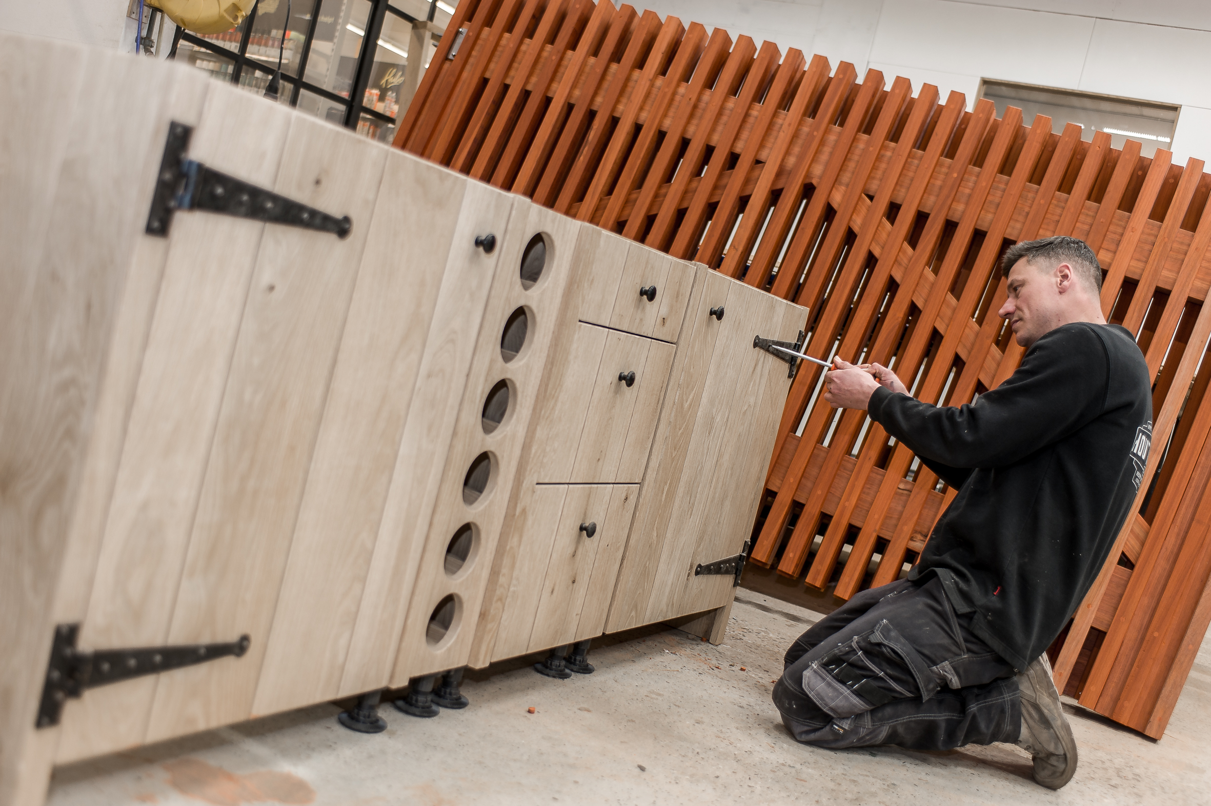 Timmerman is in de werkplaats aan het werken aan een buitenkeuken