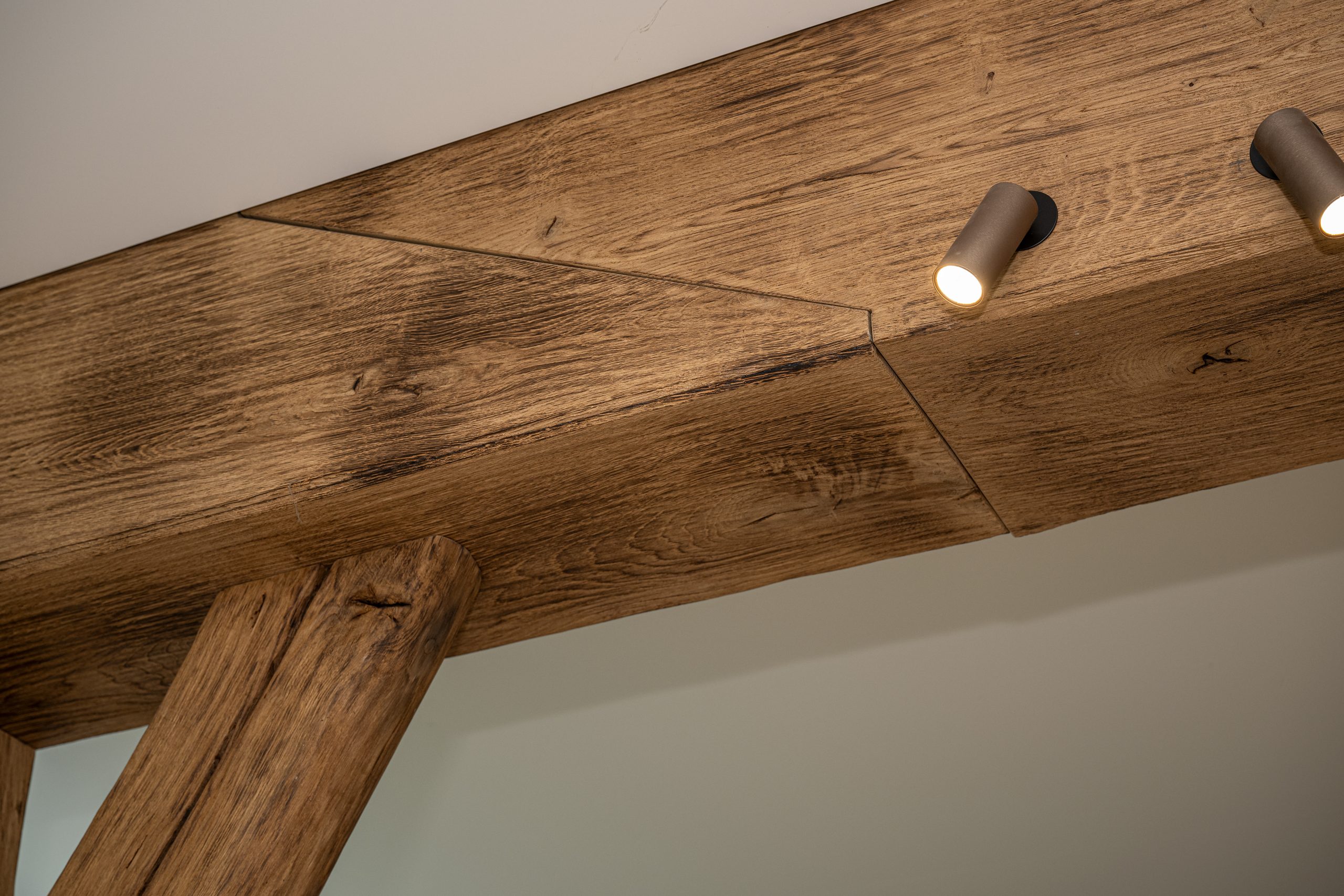 Verlichting verwerkt in balk omtimmering