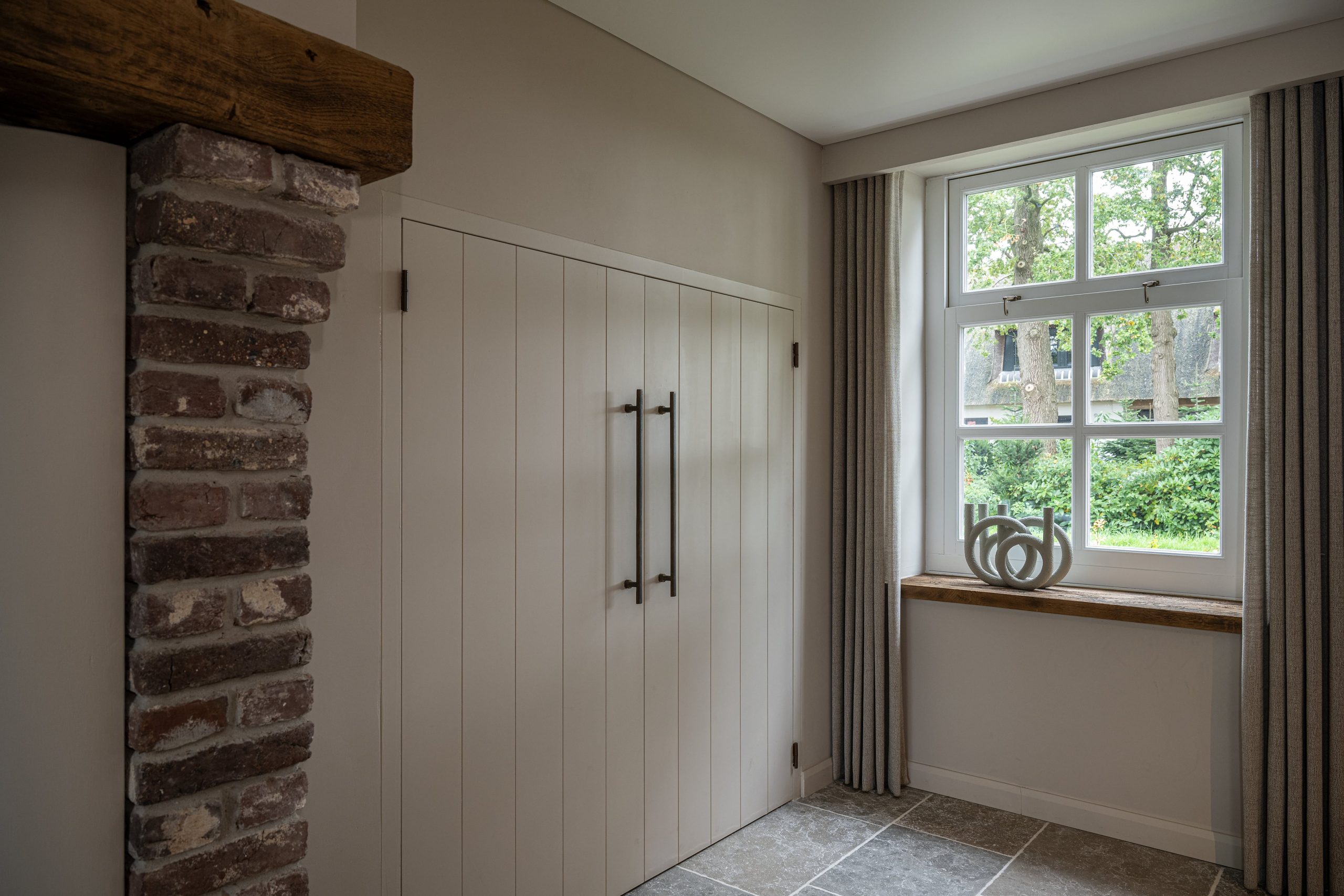 Elegante binnendeuren in landelijke stijl van hoogwaardig hout