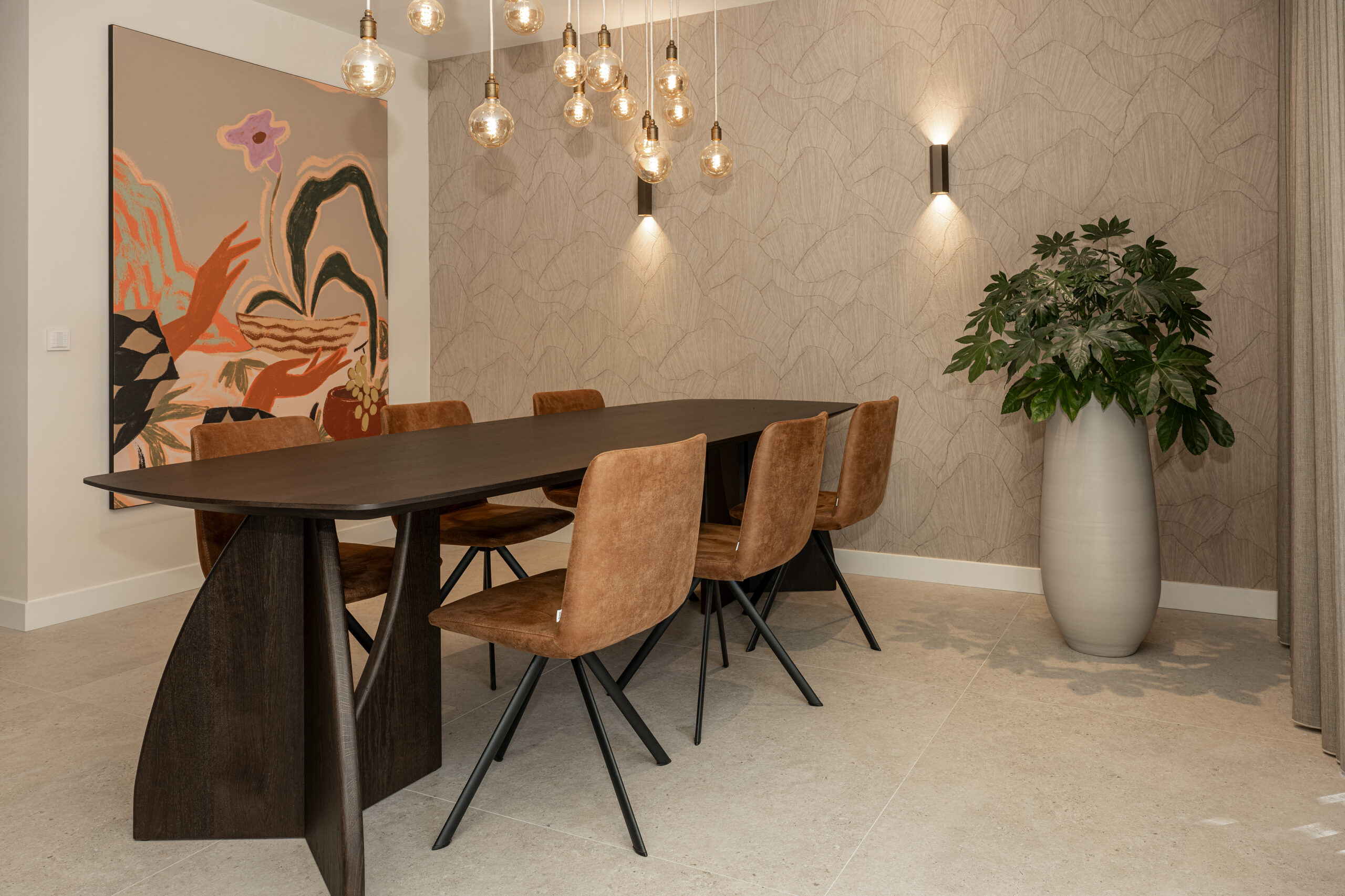 Stijlvolle eetkamer met design eettafel in bruin hout