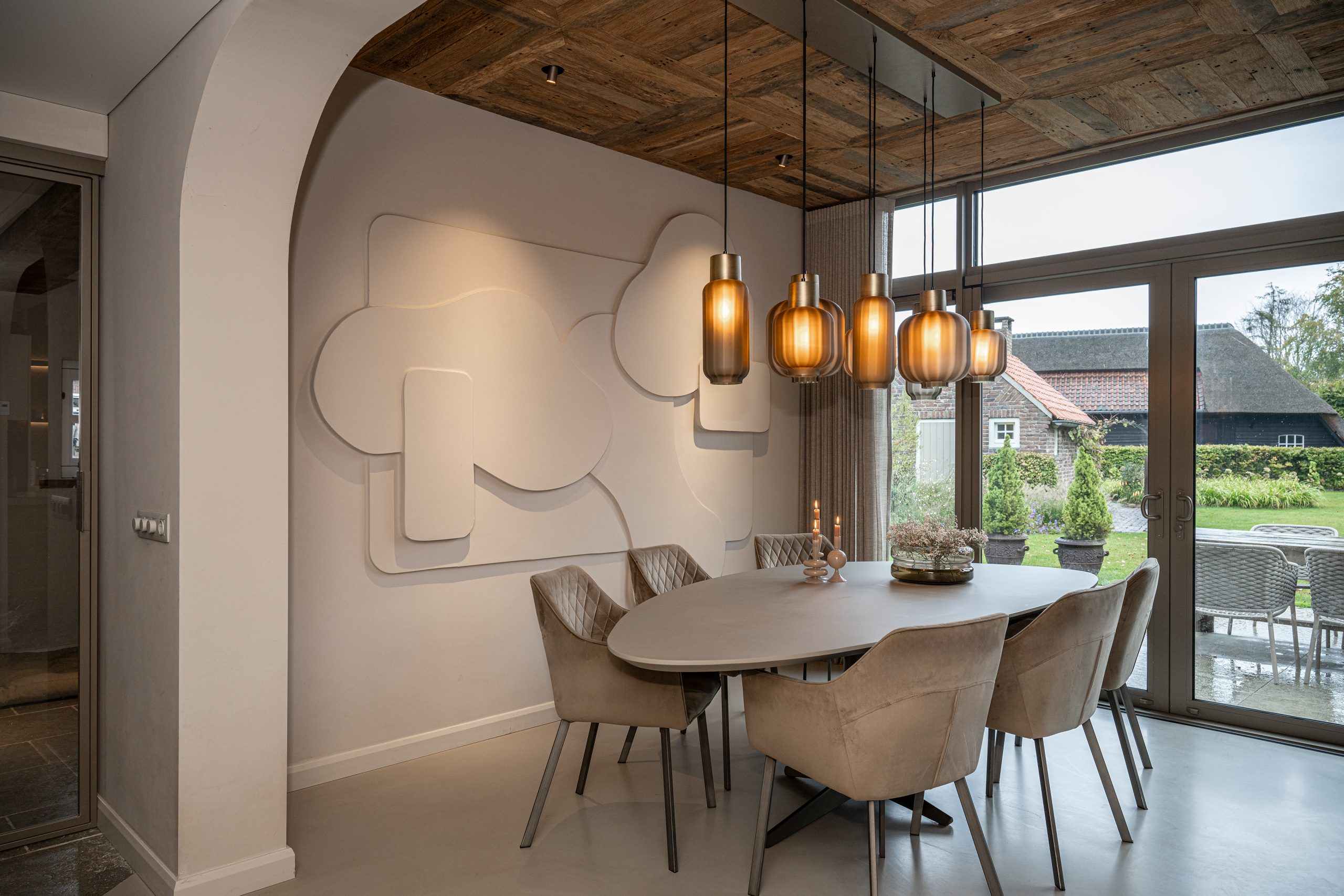 Een eetkamer met een stijlvol kunstwerk aan de muur