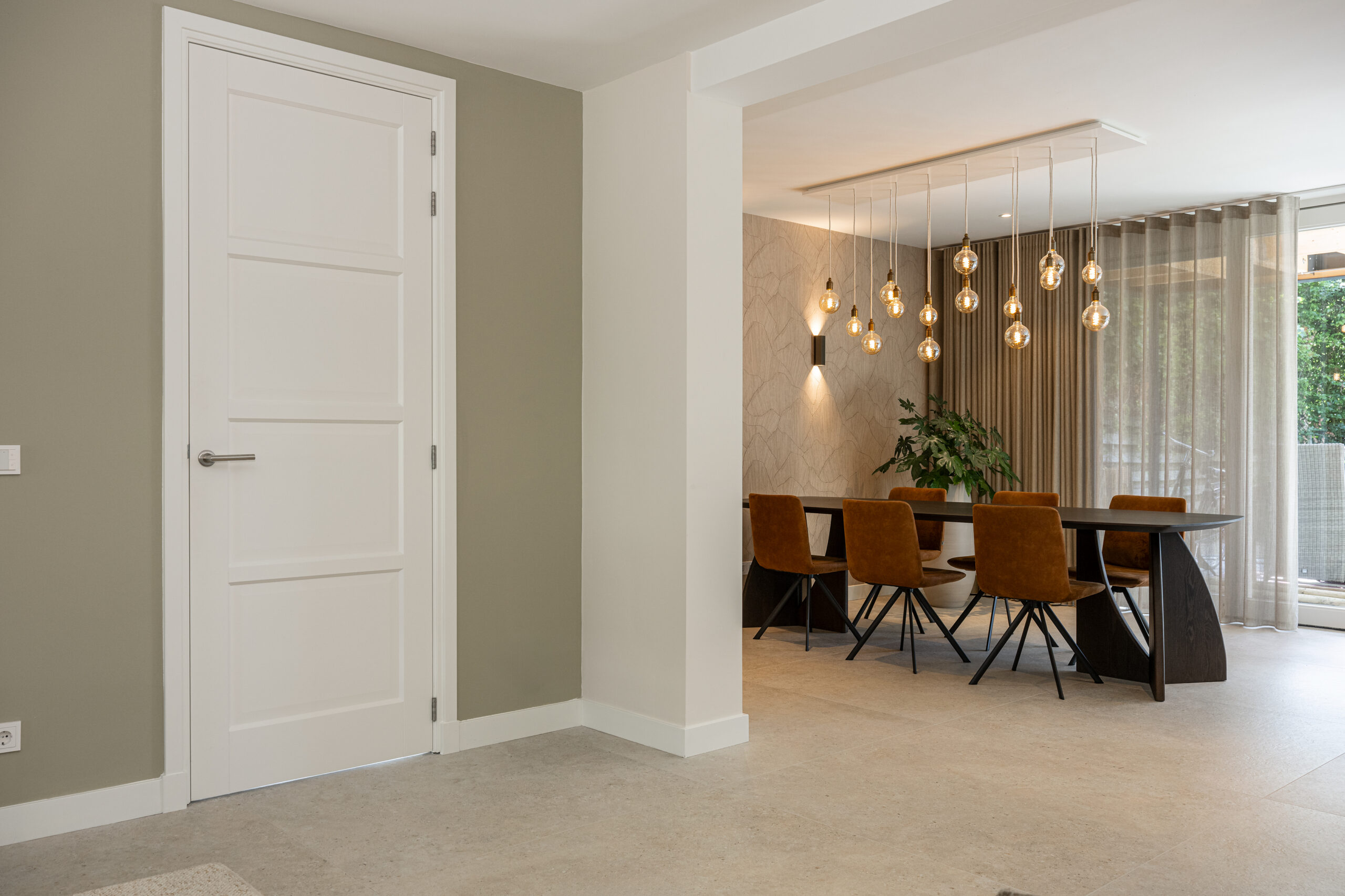 Witte hoge binnendeuren met vier klassieke vlakken