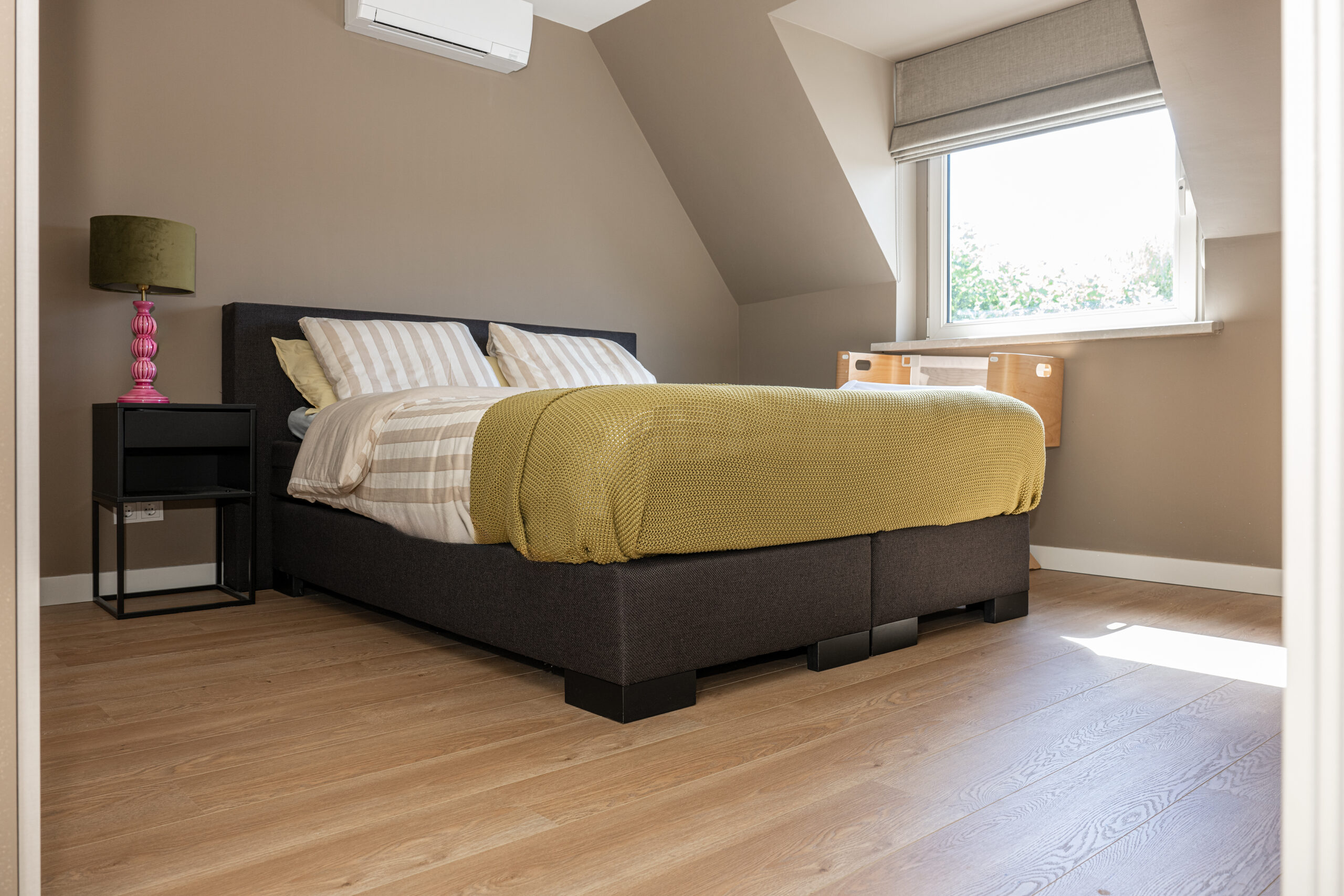 Slaapkamer met sfeervol hout laminaat vloer