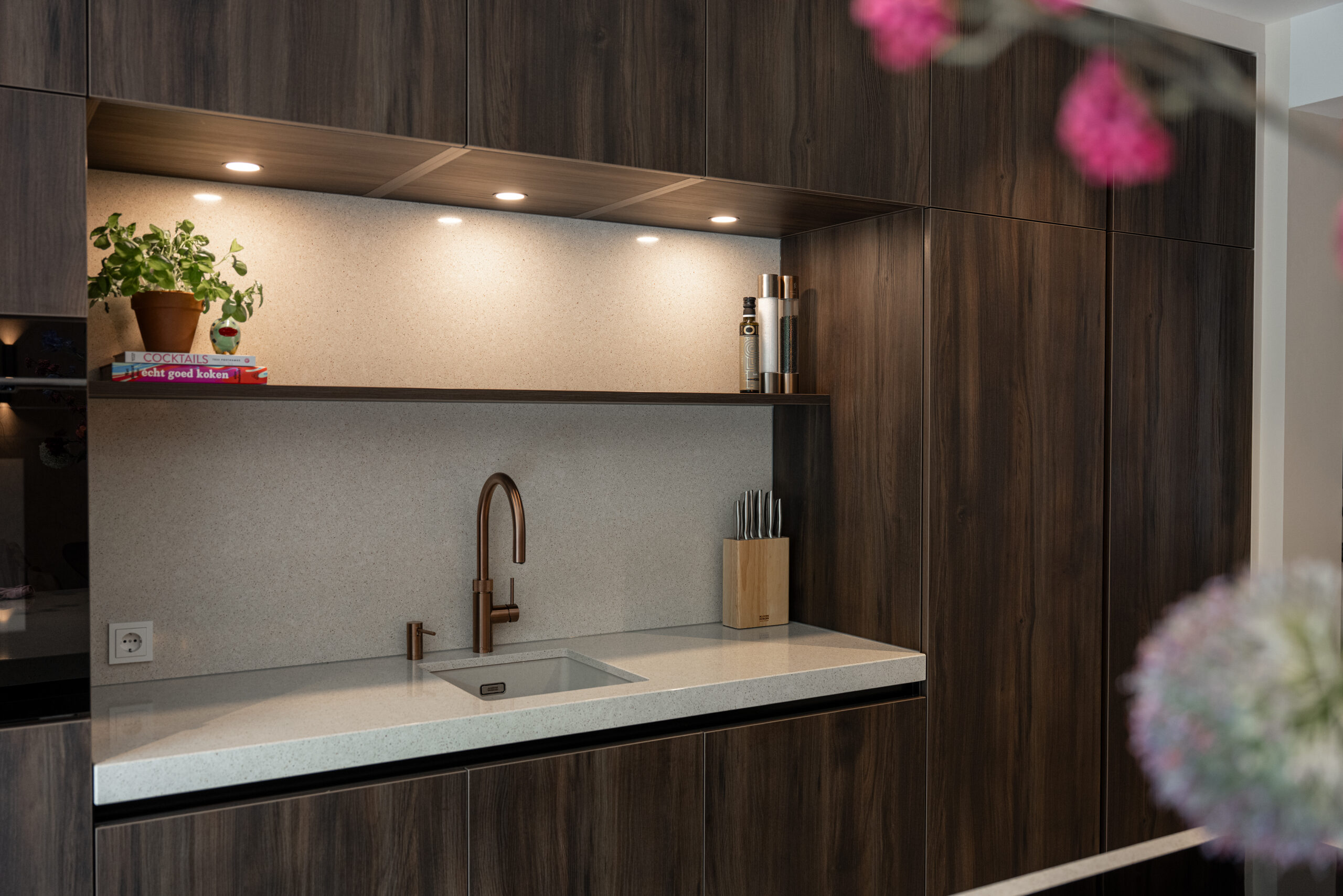 Keuken met hoge kasten en nis met wandplank