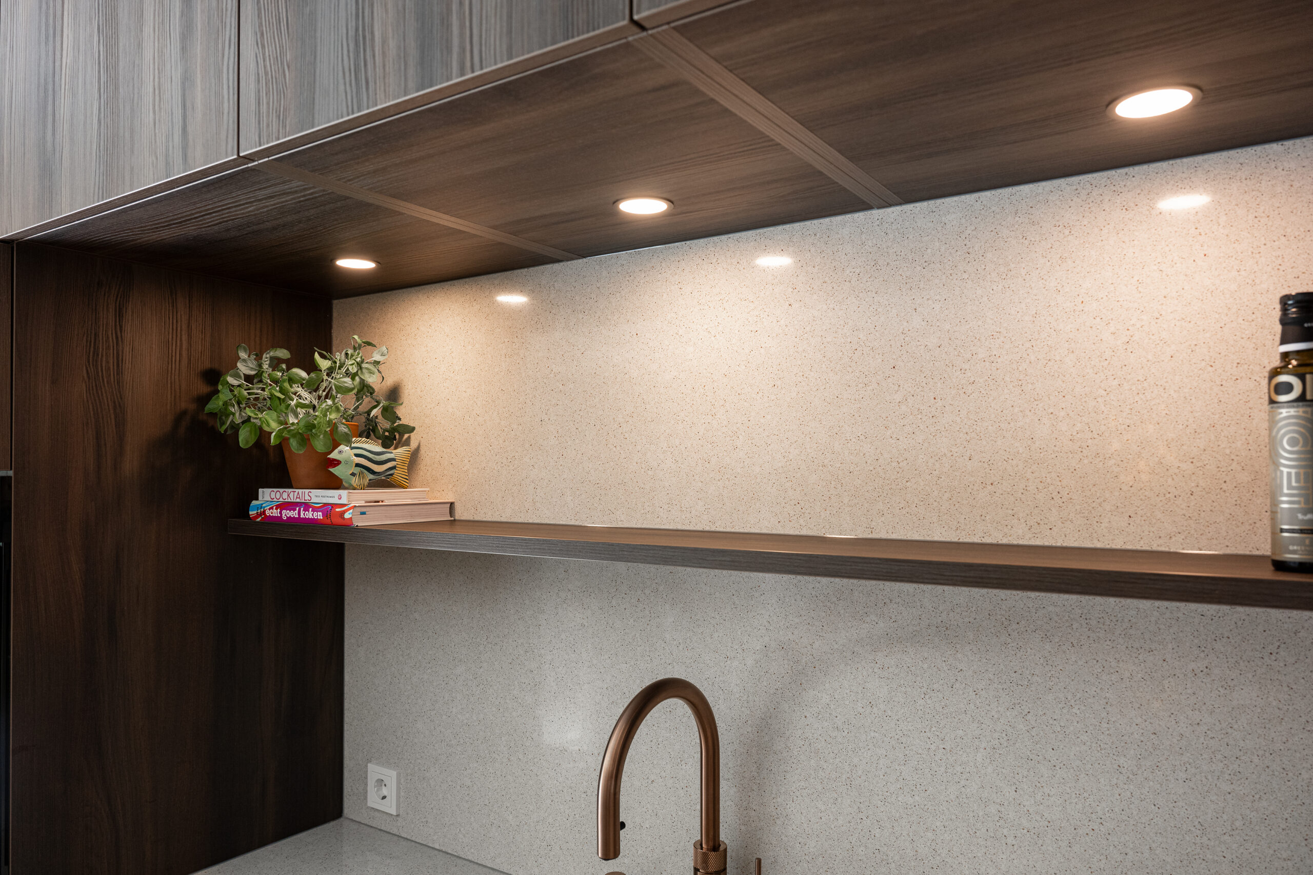 Keuken met stijlvolle wandplank voor decoratie en opbergruimte