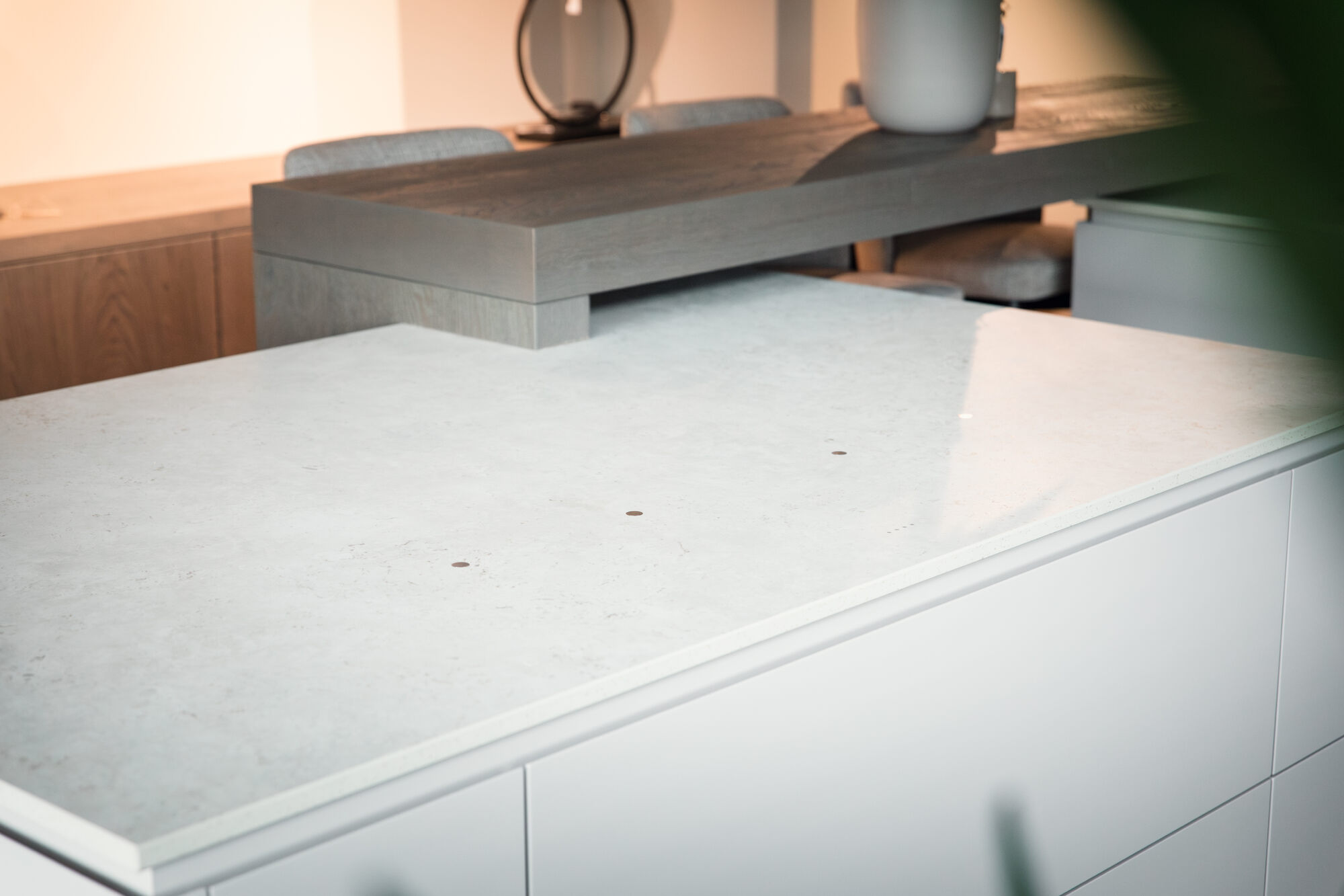 Strak design van een keuken met een kookplaat volledig ingebouwd in het werkblad, zonder zichtbare randen.