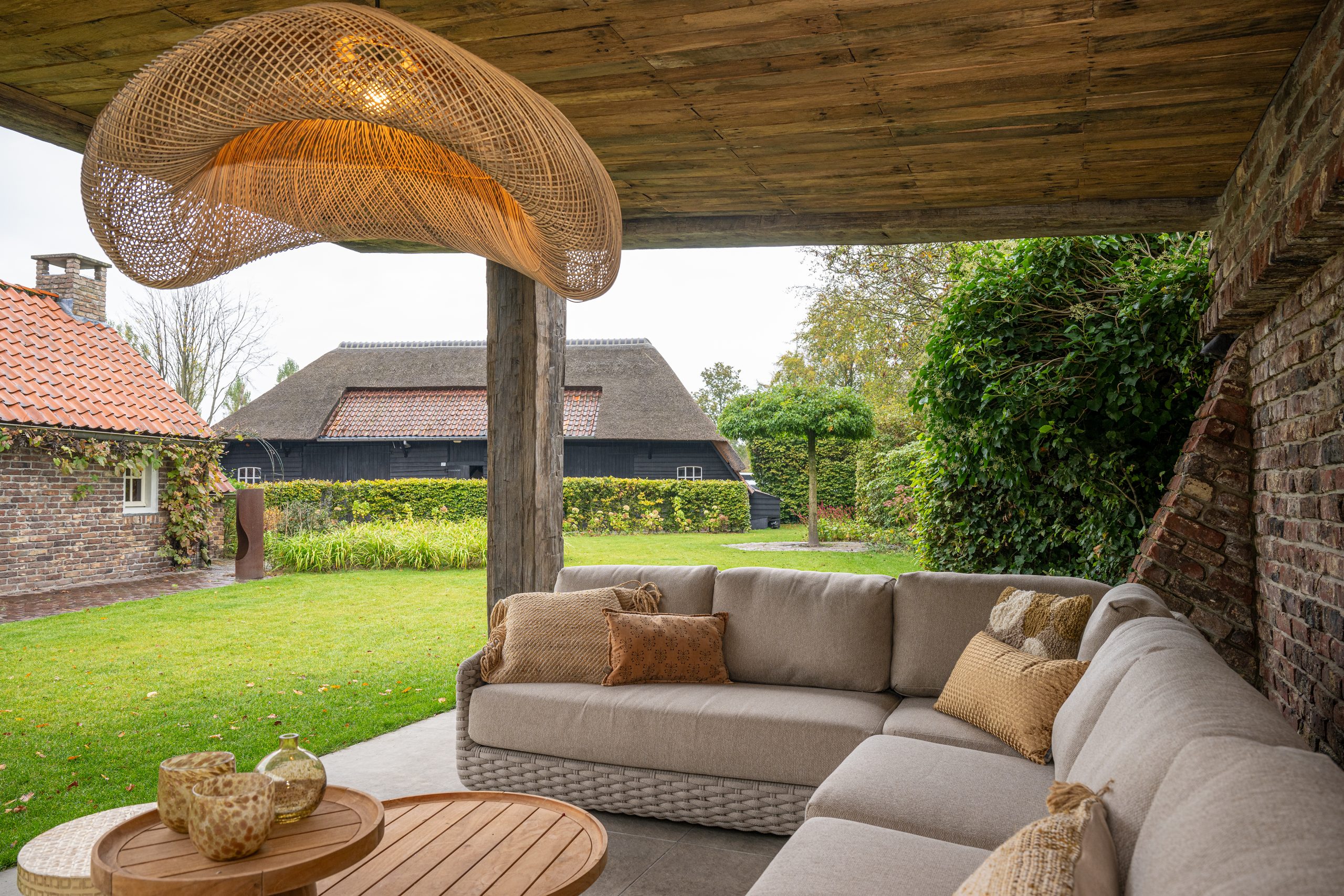 Interieur of detail van tuinhuis gemaakt van oude meerpalen