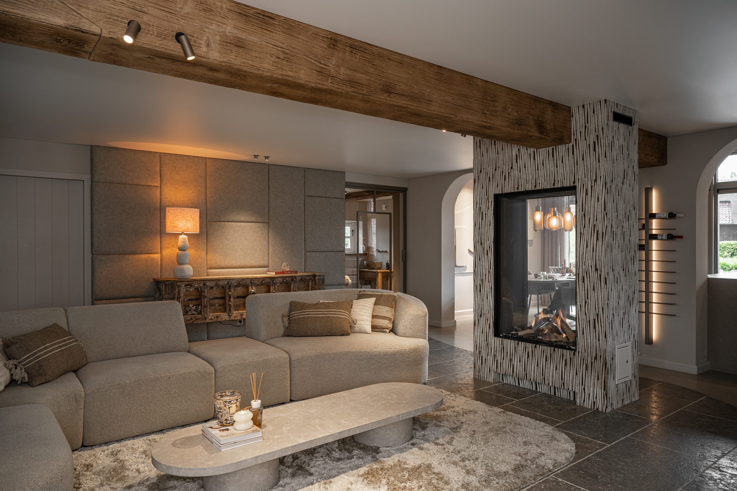 Oud eiken houten balk met omtimmering in sfeervolle woonkamer