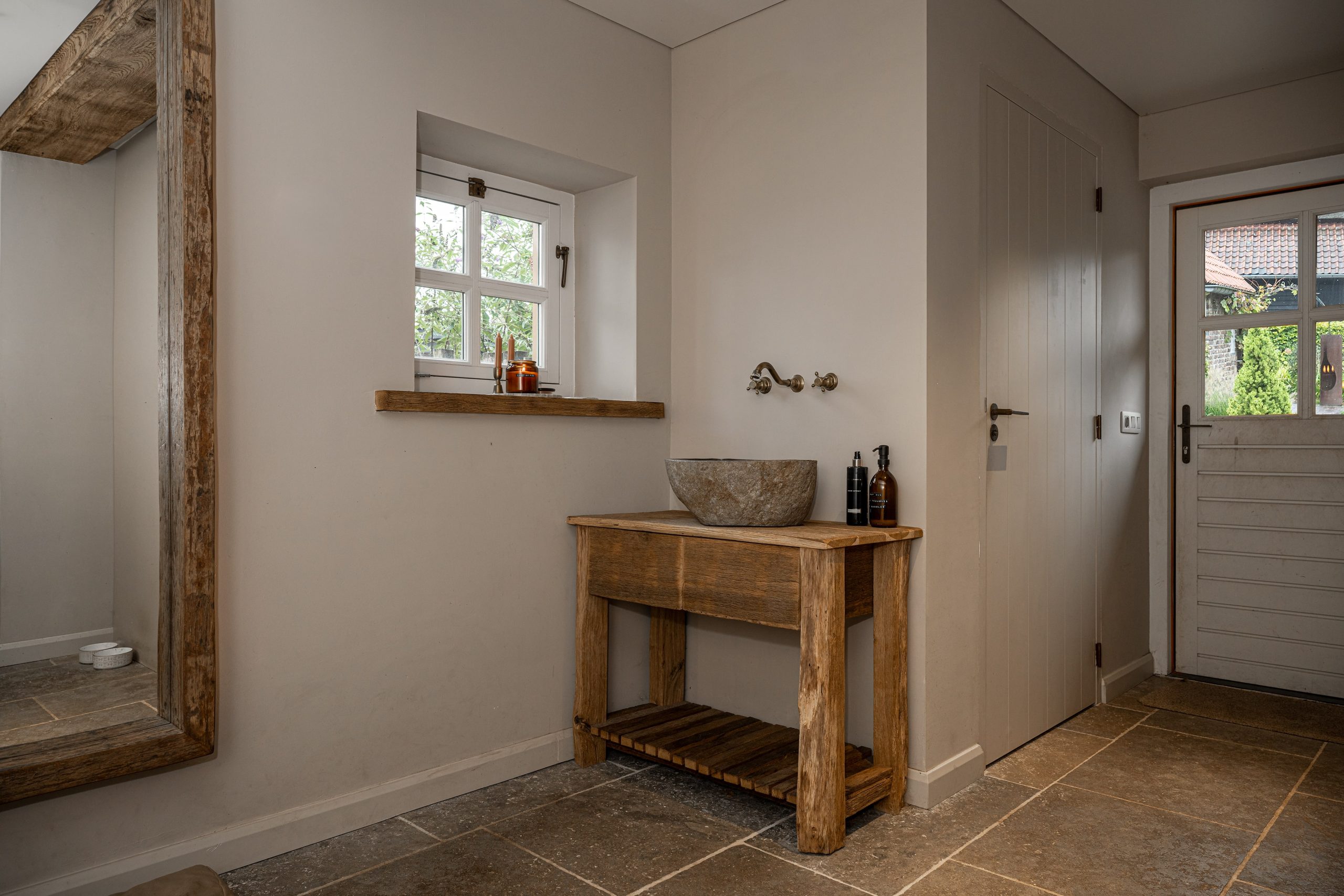 Wastafelmeubel gemaakt van oud eiken hout in landelijke stijl