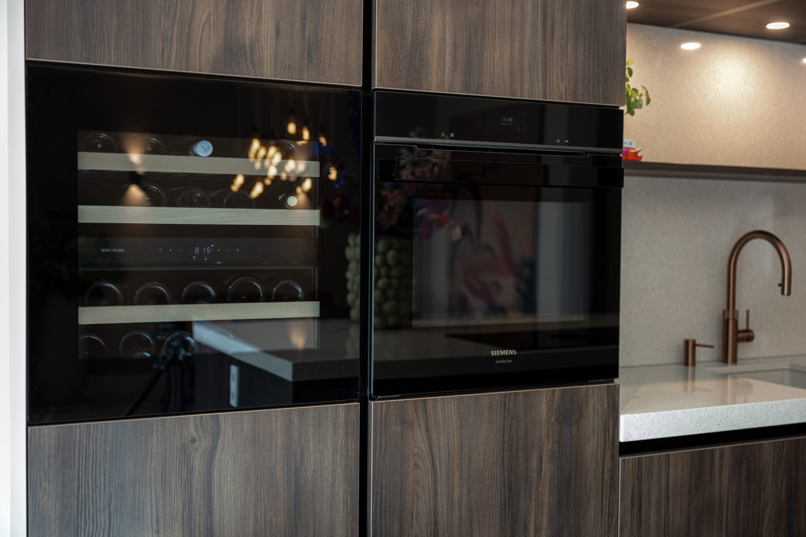 Oven en wijnklimaatkast in keuken gebouwd