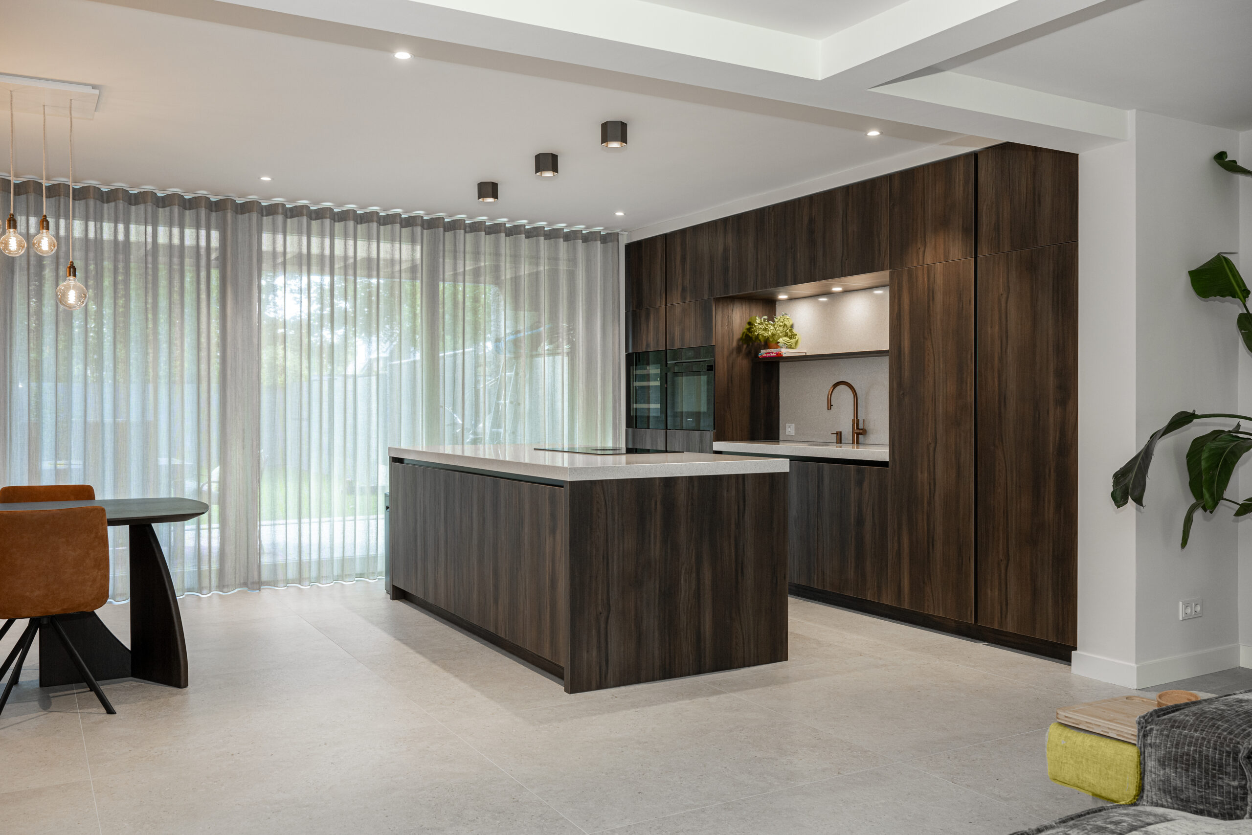 Rechte keuken in donkerbruin met stijlvol kookeiland