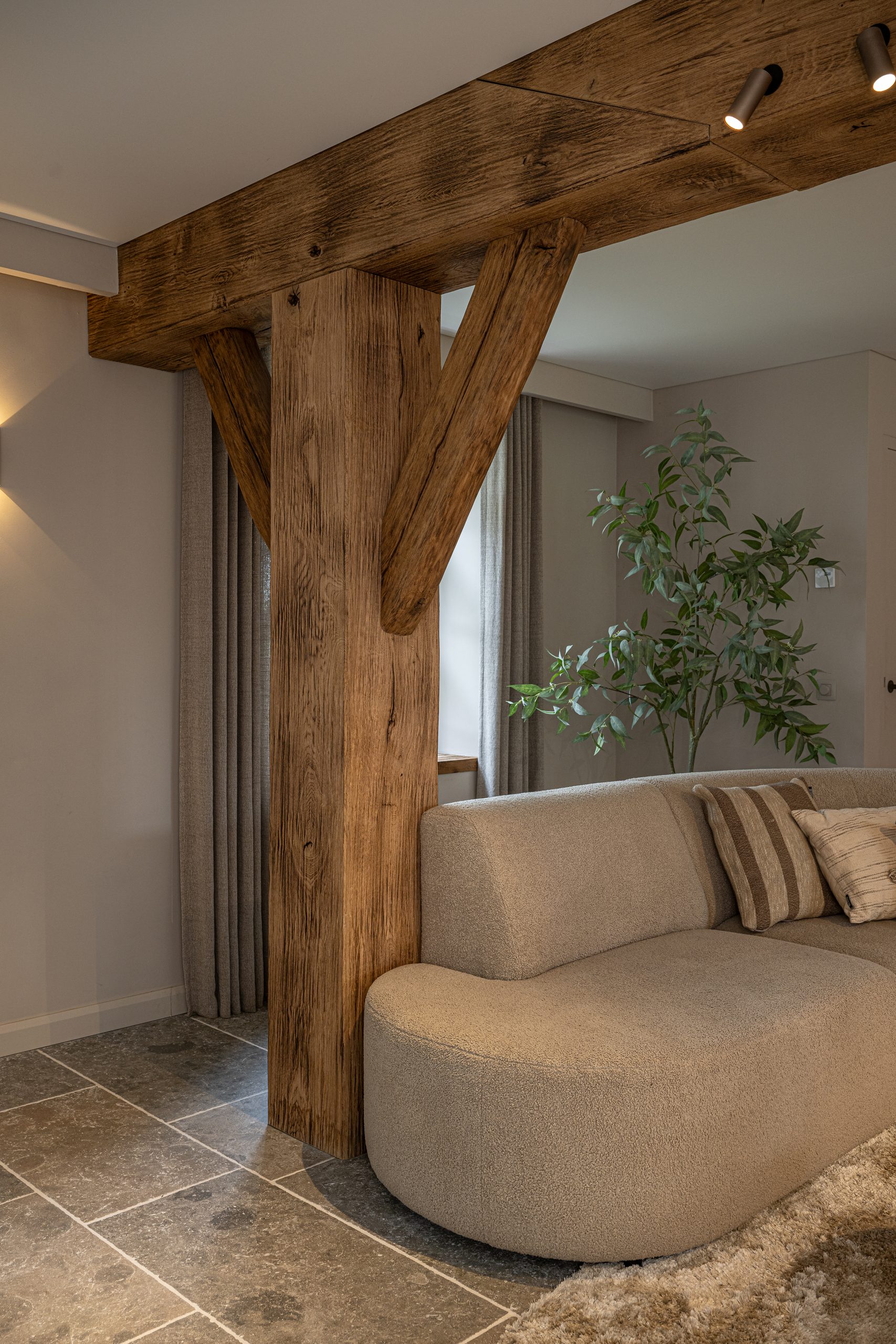 Stevige schoren gemaakt van oud eiken hout voor landelijke constructie