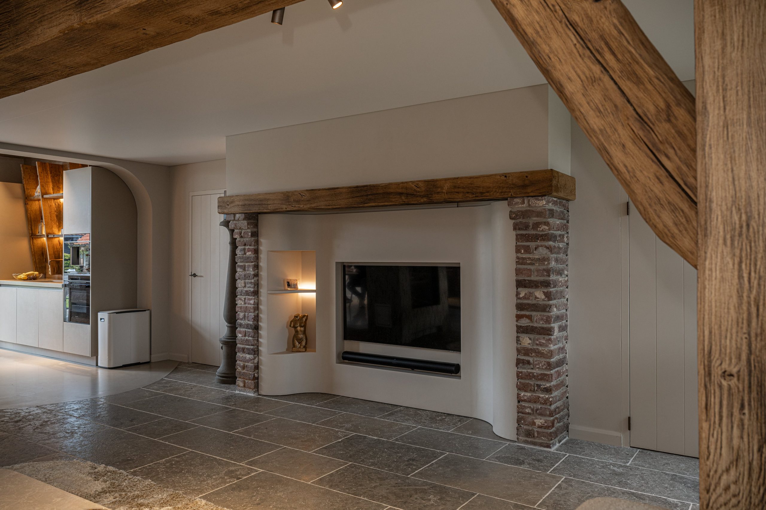 Schouw in boerderijstijl met robuuste oud eiken houten balk