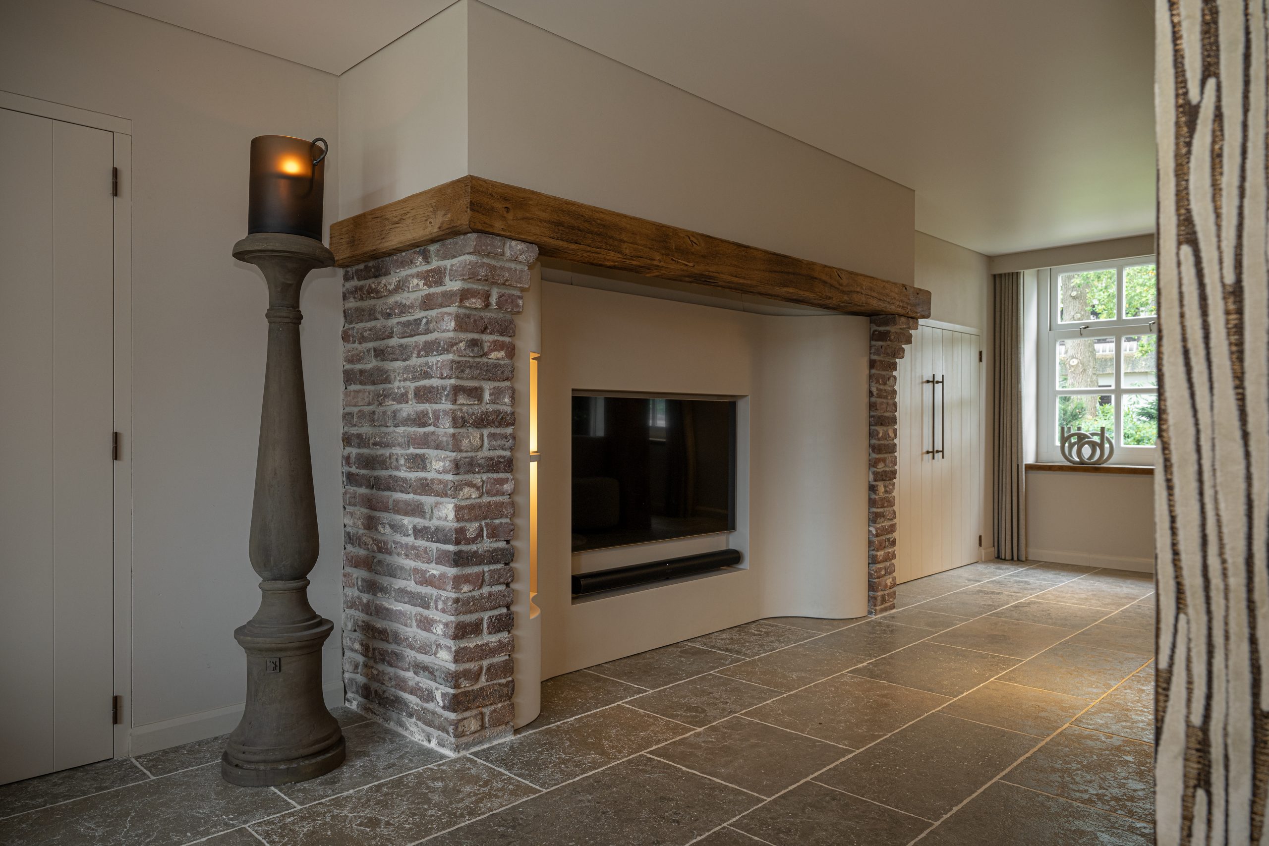 Schouw met robuuste oud eiken houten balk in landelijke stijl