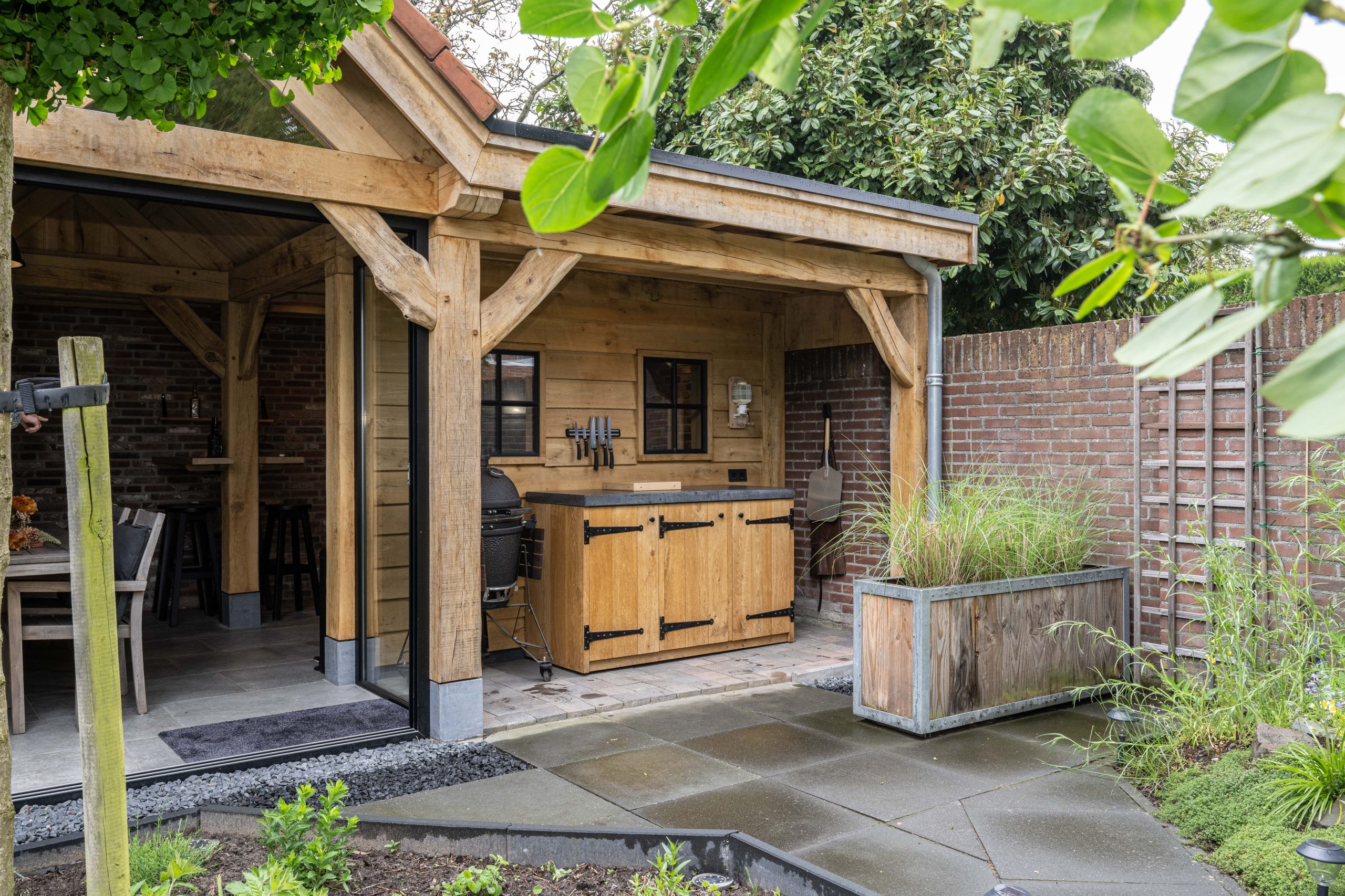 Tuinhuis met buitenkeuken en vakwerkspant 