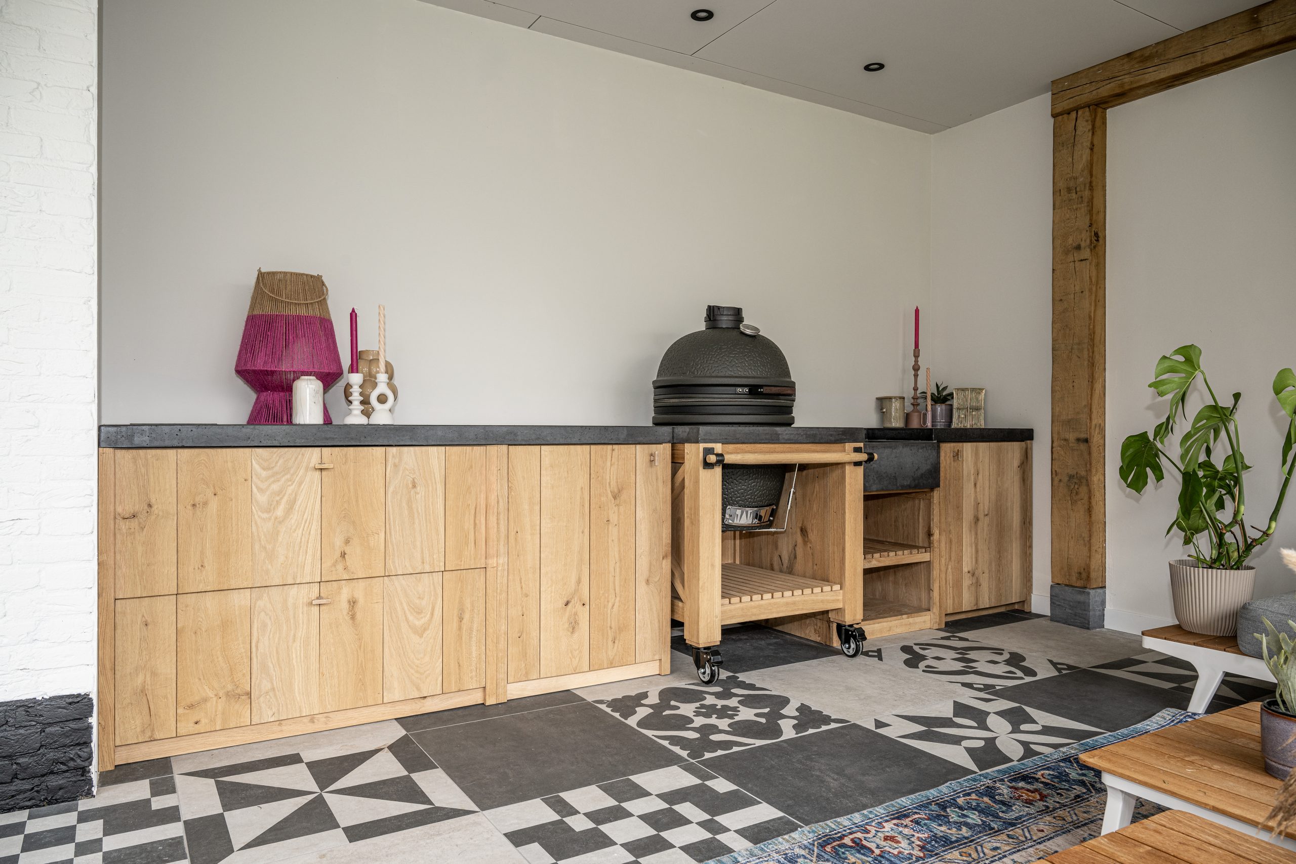 Buitenkeuken met Green Egg barbecue onder moderne overkapping