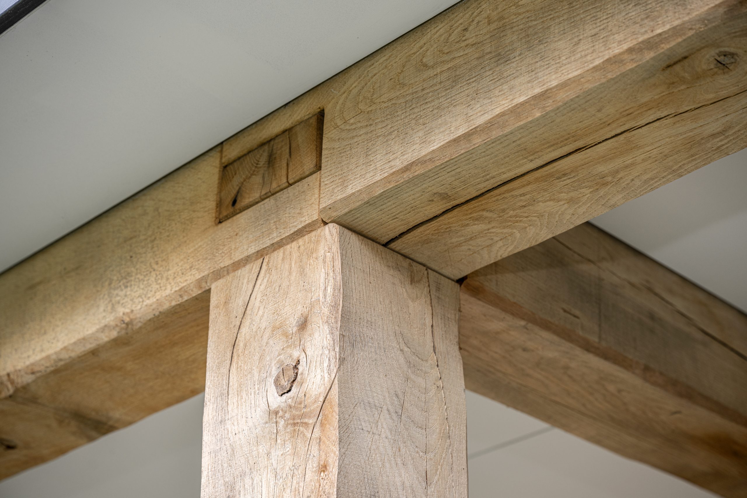 Zichtbare eikenhouten constructie van overkapping