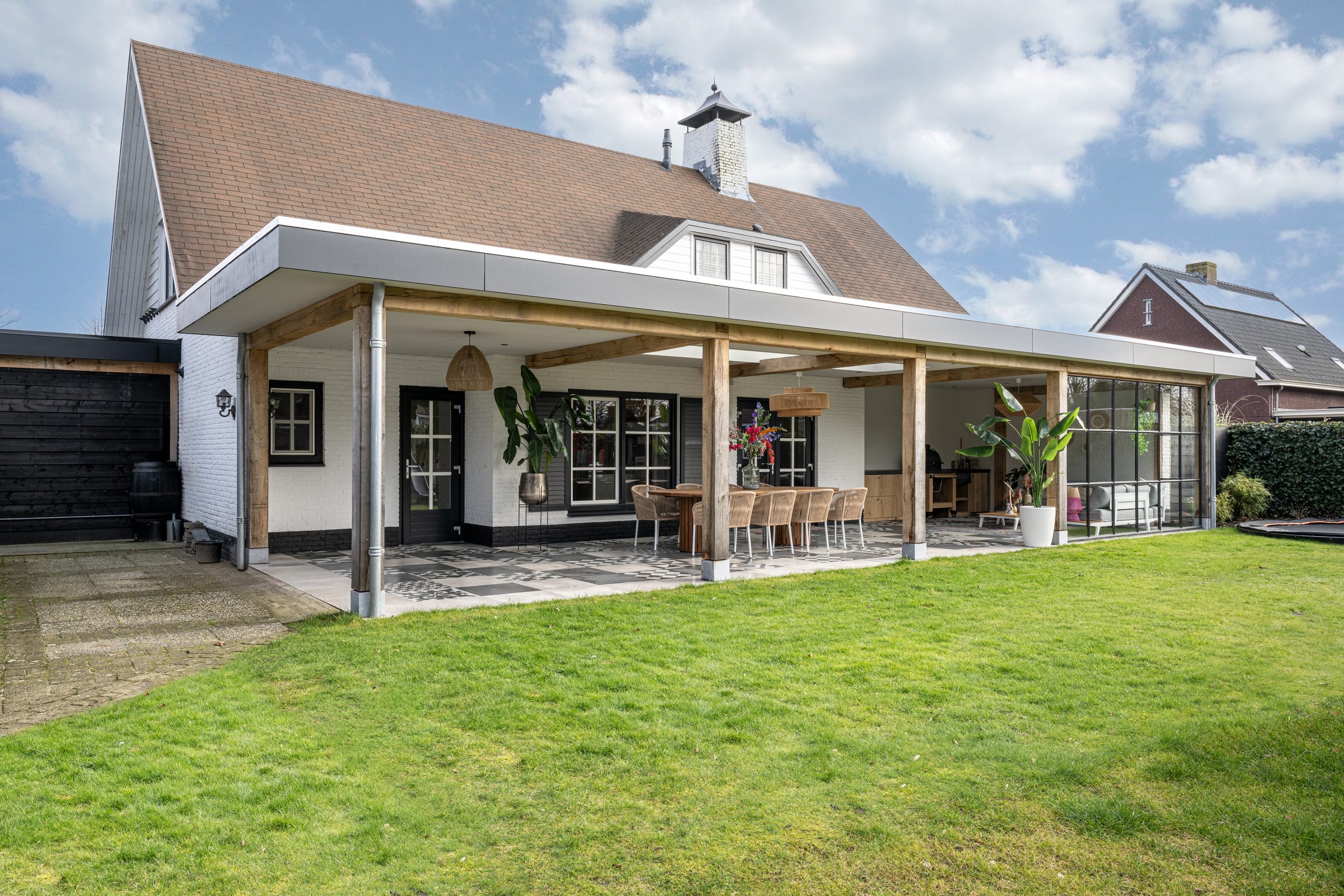 Stijlvolle moderne overkapping in eikenhout