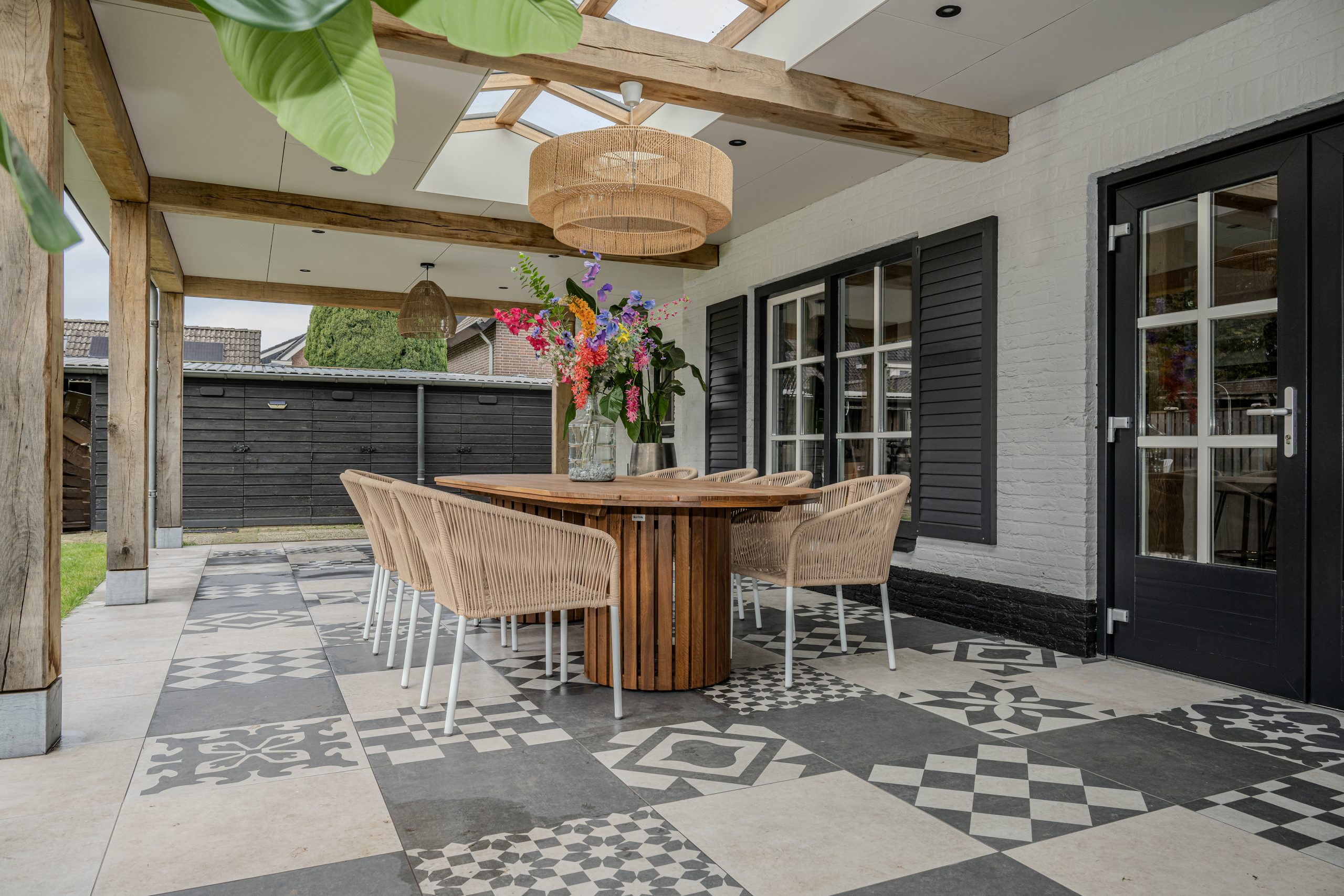 Moderne overkapping met eettafel voor familiediners buiten
