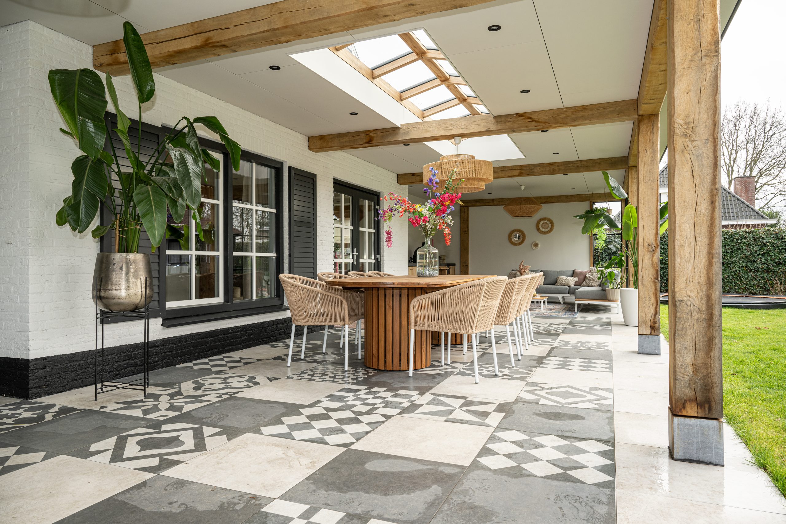 Moderne overkapping volledig uitgevoerd in eikenhout