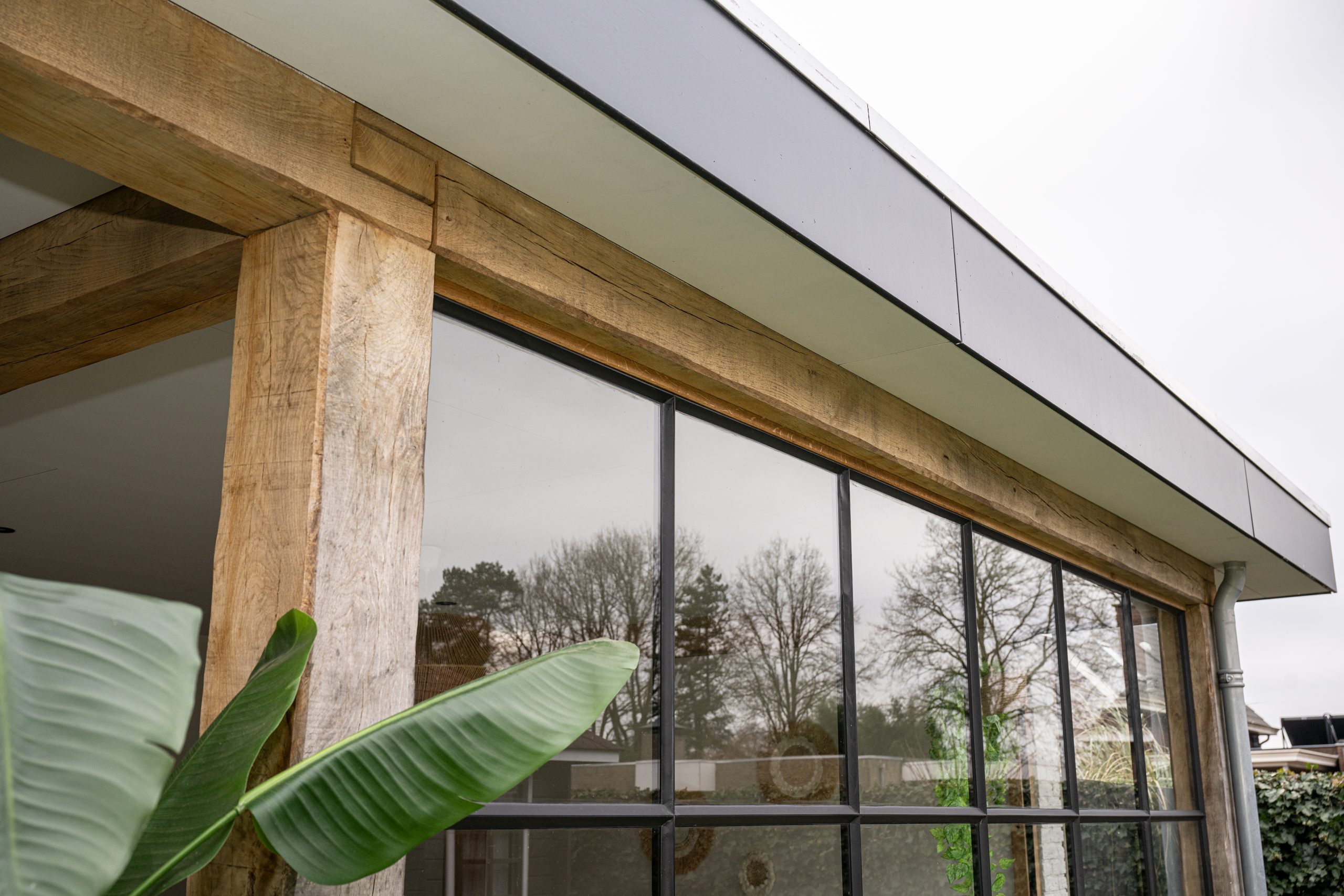 Glaswand in overkapping voor bescherming tegen wind