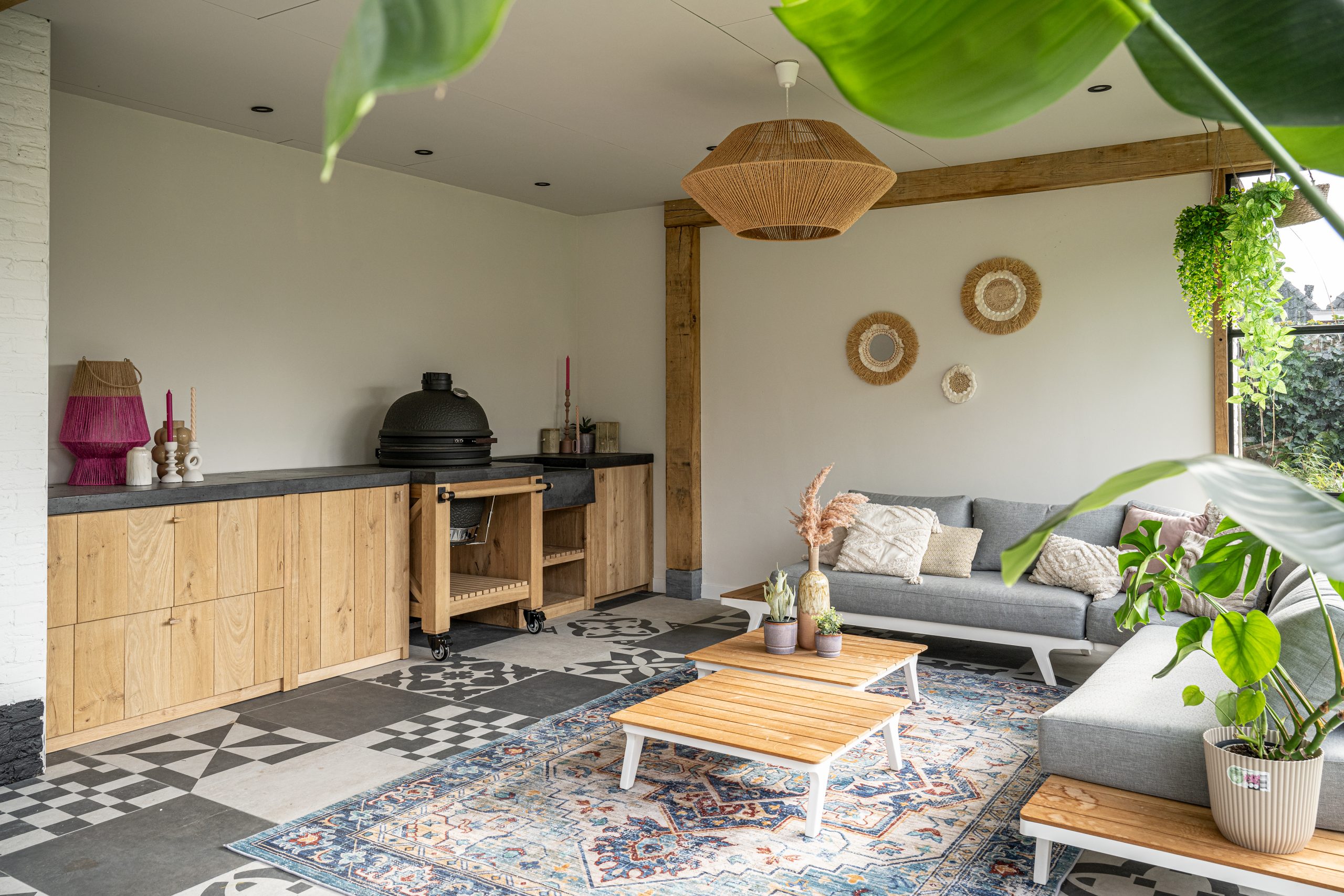 Overkapping met loungehoek en buitenkeuken voor buitenleven