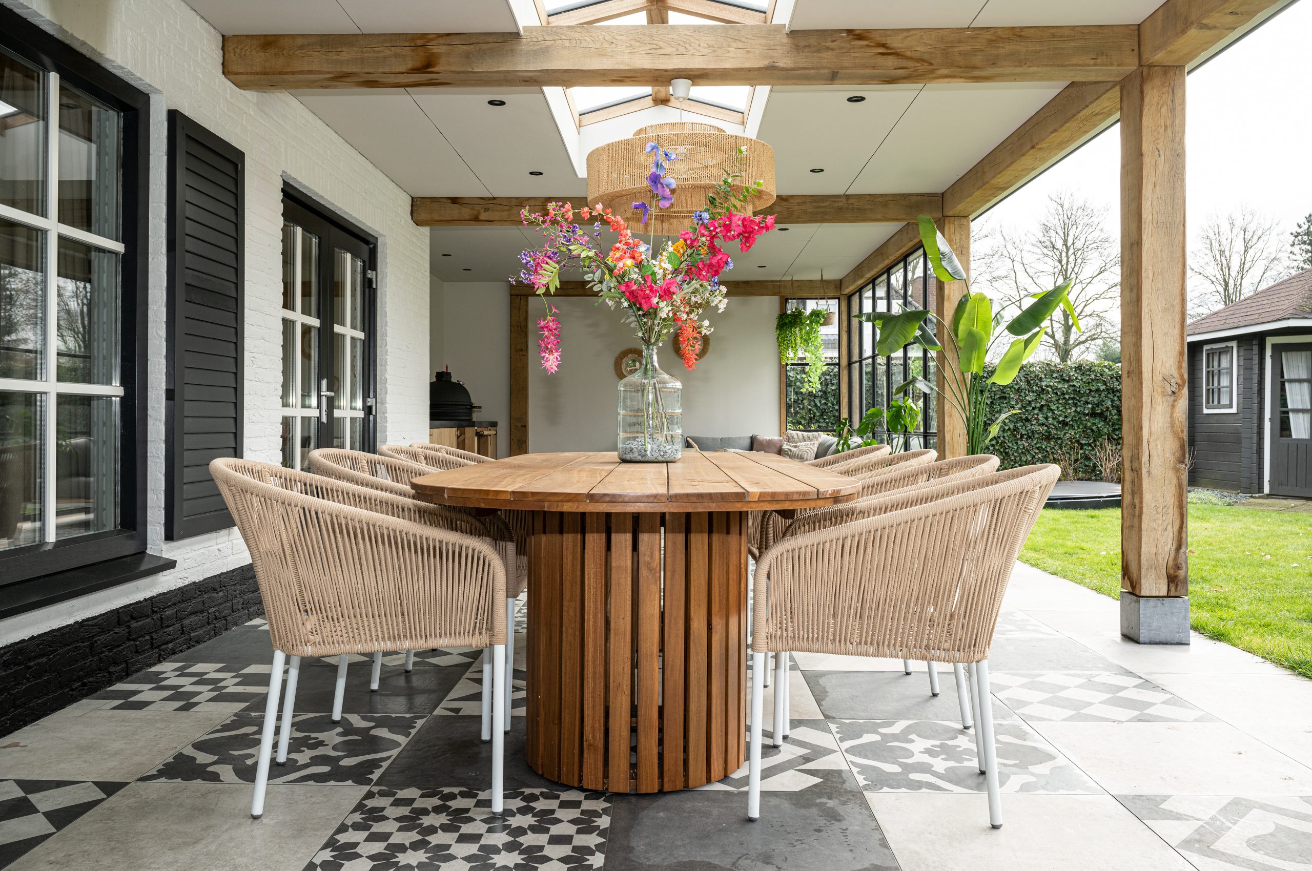 Gezellige moderne overkapping in eikenhout met uitzicht op groene tuin