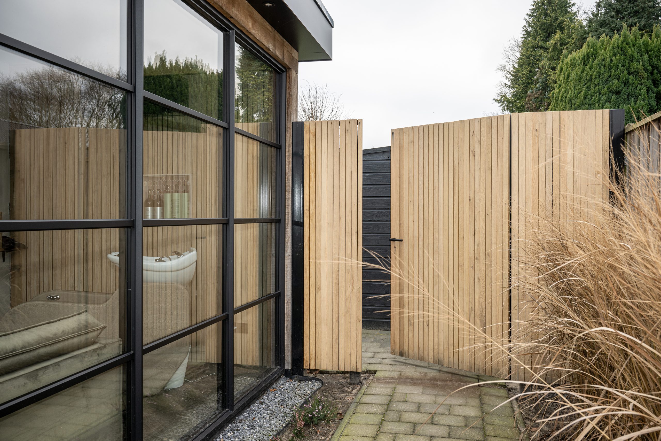 Verborgen poort in overkapping met latjesdesign
