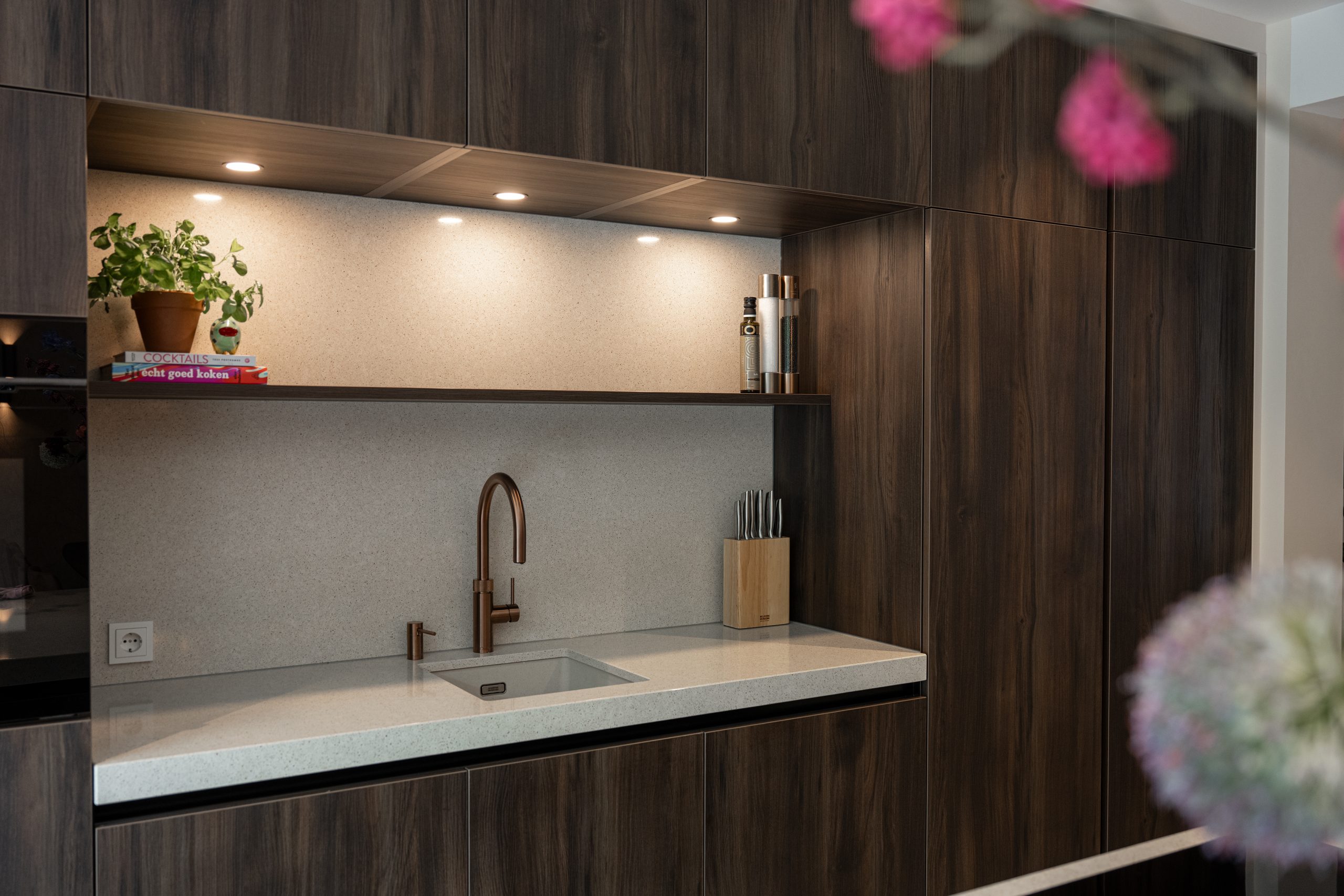 Wandplank hout in de keuken voor kruidenpotjes en kookboeken, praktische opbergoplossing