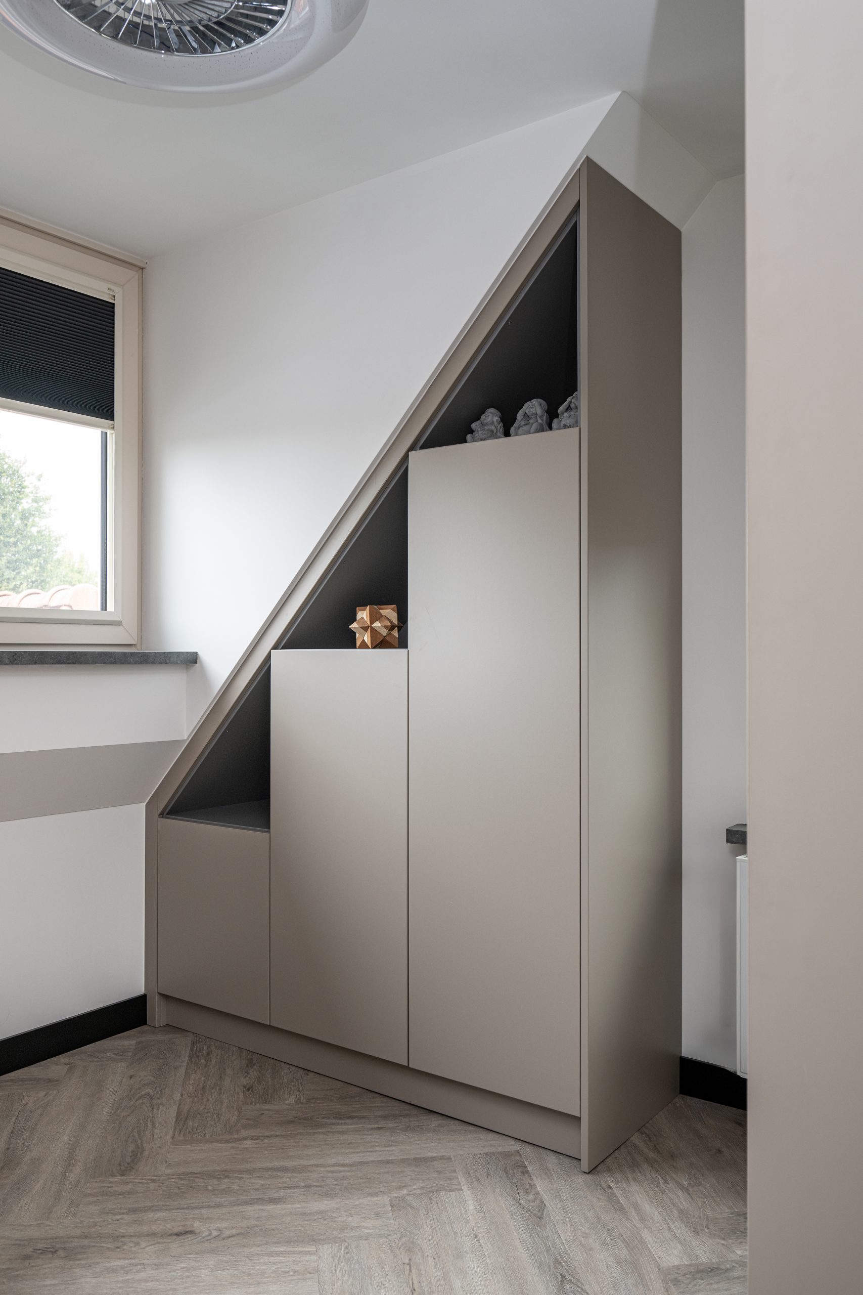 Beige inbouwkast die naadloos in de slaapkamerwand is geïntegreerd