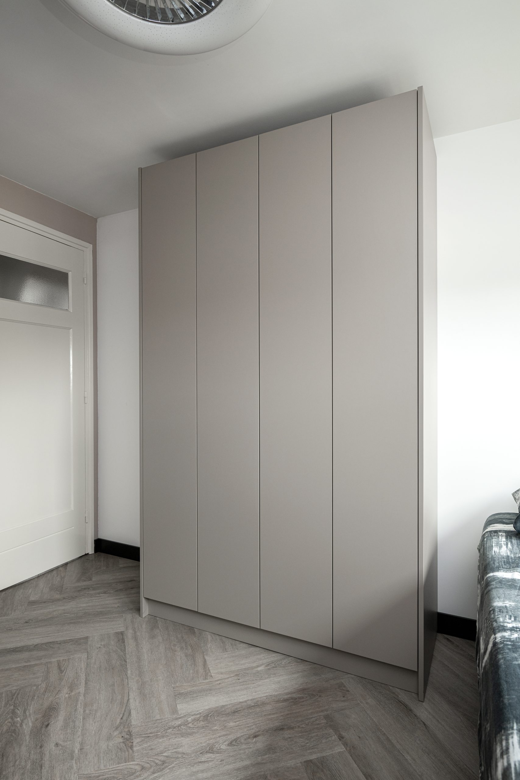 Beige kledingkast met modern design en strakke lijnen voor een stijlvolle slaapkamer