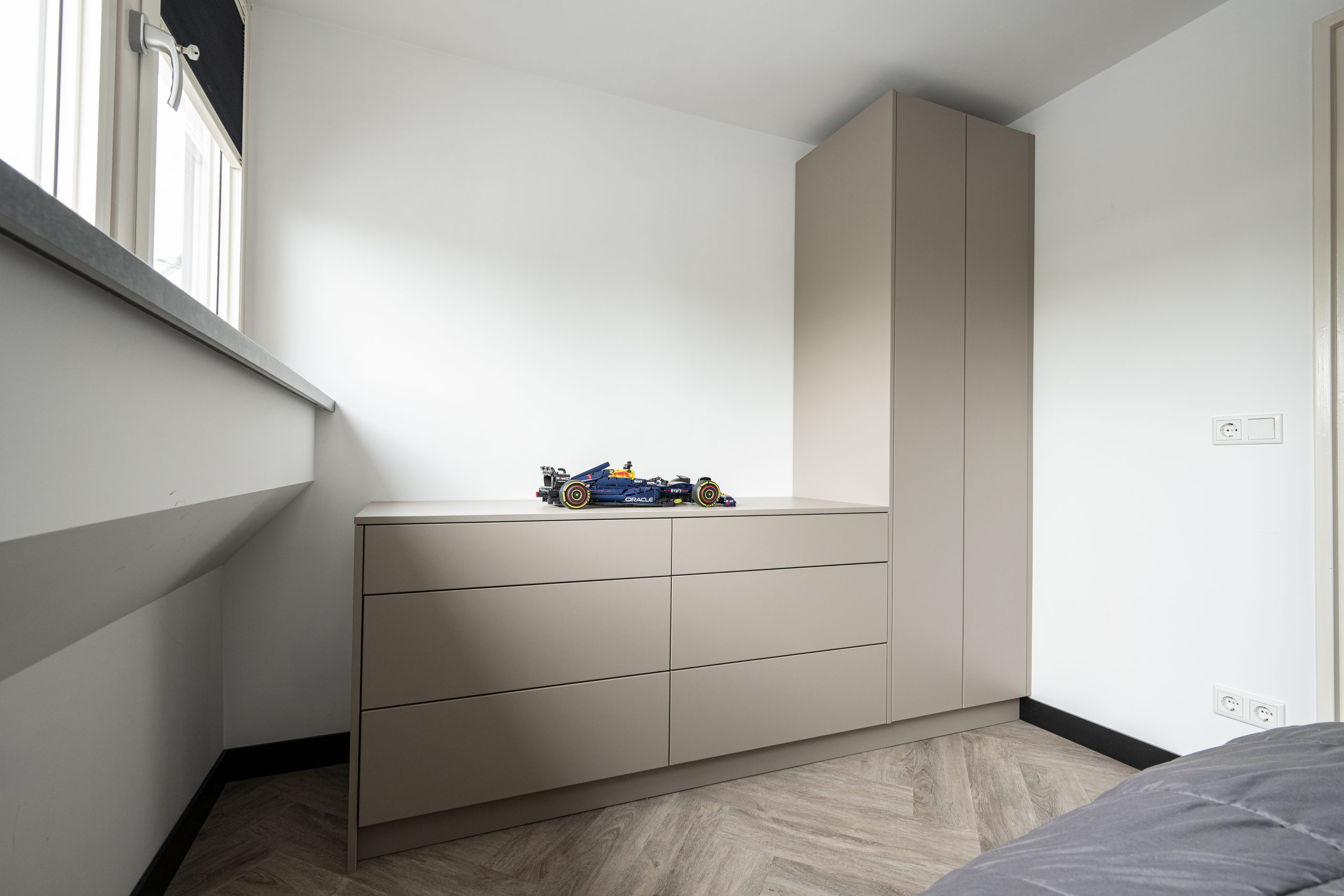 Beige tv-meubel met lades en hoge kast, perfect op maat gemaakt voor de slaapkamer